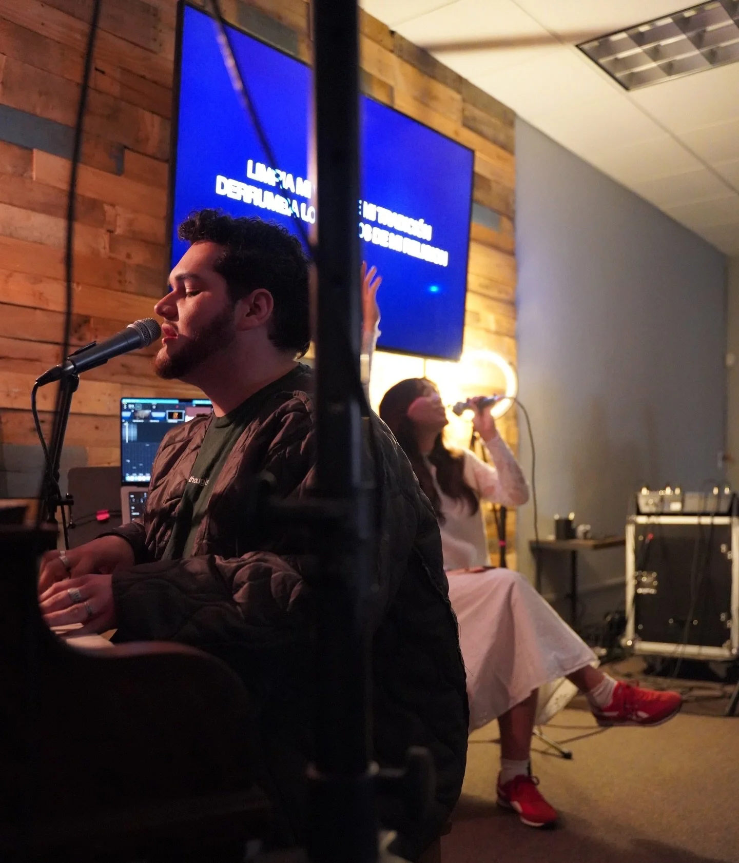 &ldquo;Caemos y ponemos nuestras coronas a los pies de Jes&uacute;s, y clamamos: santo, santo, santo.&rdquo;
//
&ldquo;We fall down and we lay our crowns at the feet of Jesus as we cry: holy, holy, holy.&rdquo;

#wednesdaydiscipleship #miercolesdisci