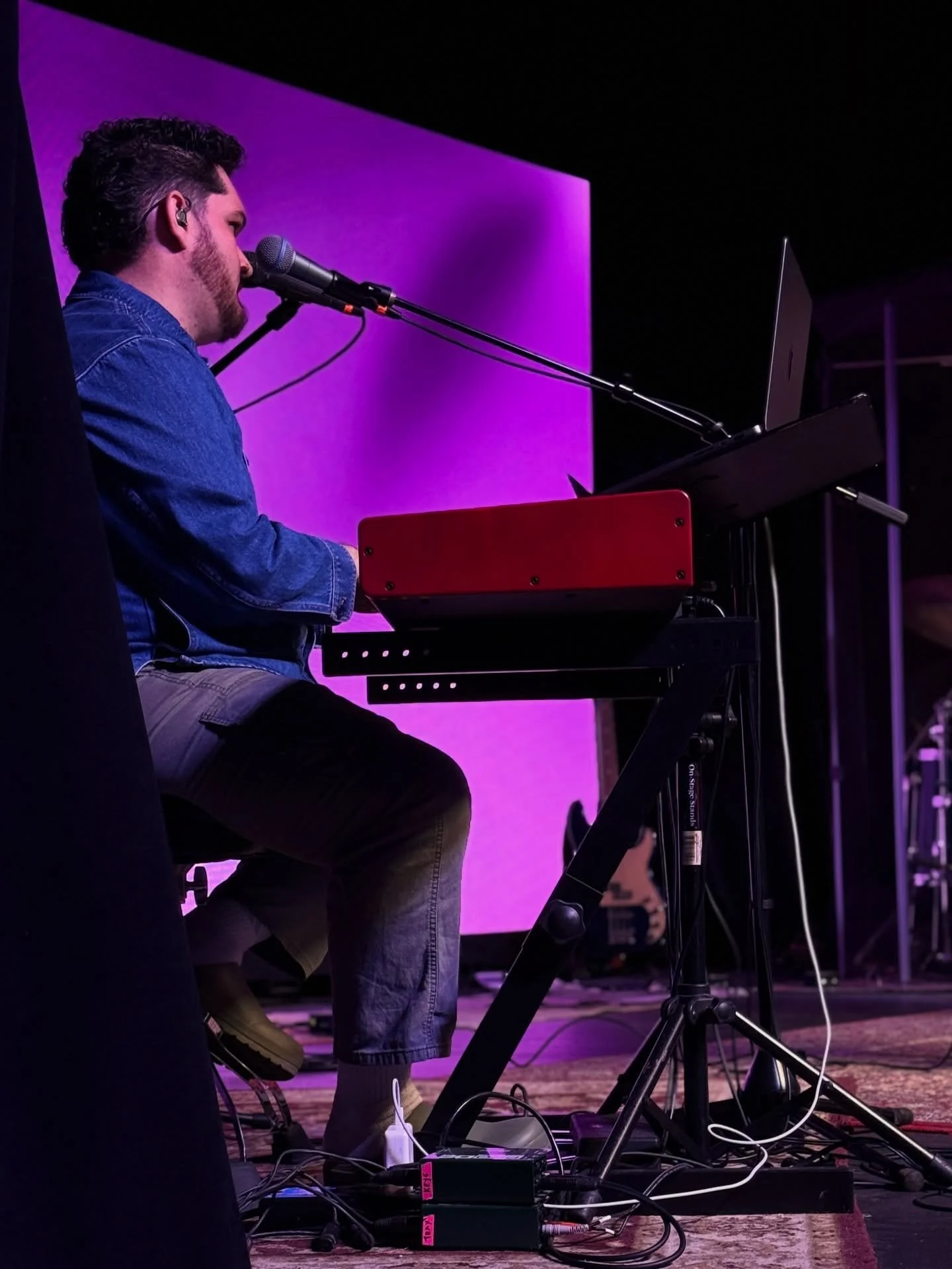 Antes &eacute;ramos esclavos del pecado, viviendo en lo que nos separaba de Dios. Pero por medio de Jes&uacute;s hemos sido hechos libres.
Ahora ya no estamos atados al pecado, sino llamados a vivir una nueva vida en la justicia de Dios.
//
We were o