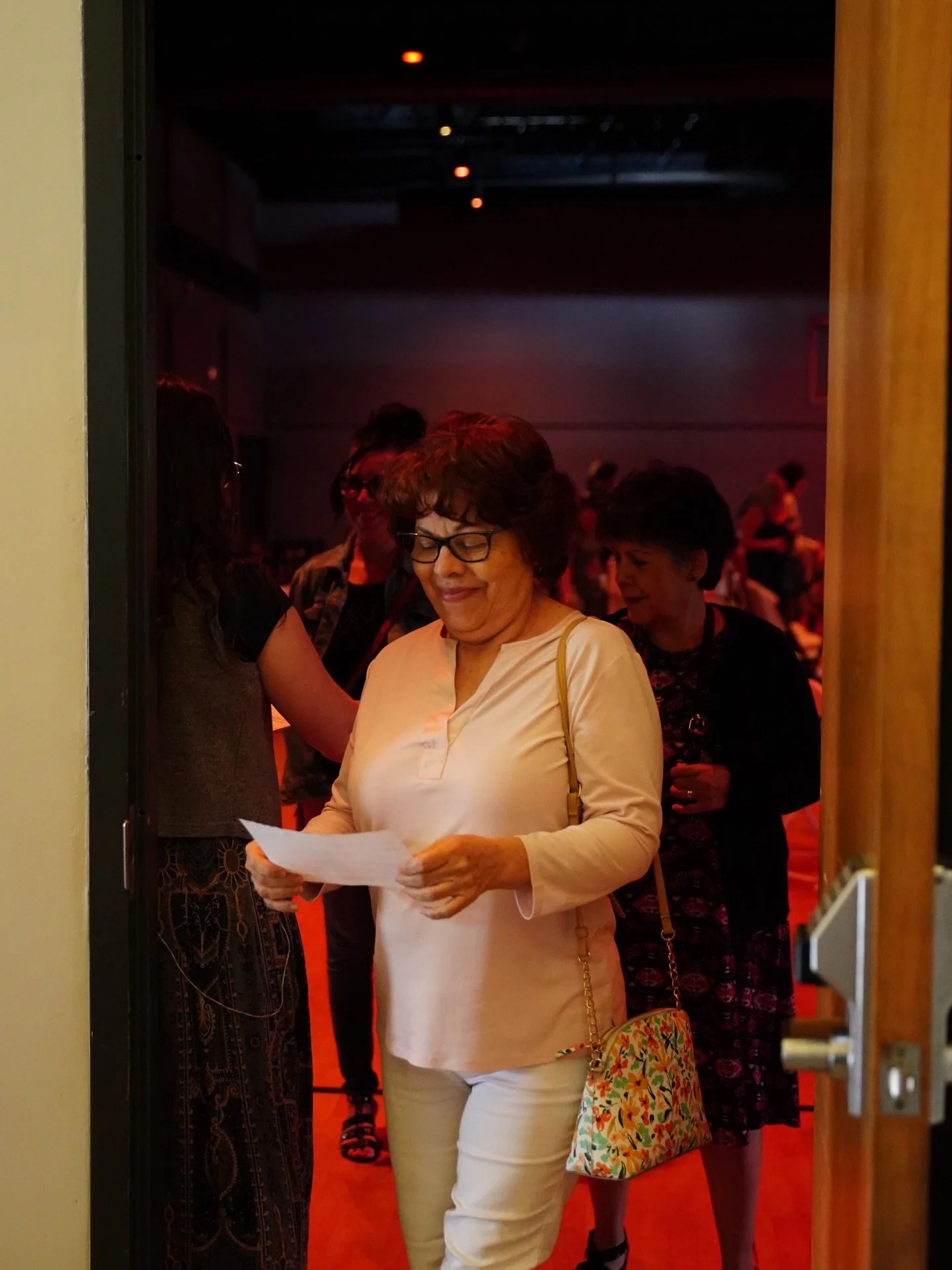 Nos encanta conectar contigo despu&eacute;s de cada servicio 🫶🏼
Creemos que la iglesia no termina cuando termina la reuni&oacute;n&mdash;ah&iacute; es donde comienza la comunidad.

Si necesitas informaci&oacute;n, oraci&oacute;n, o simplemente quie