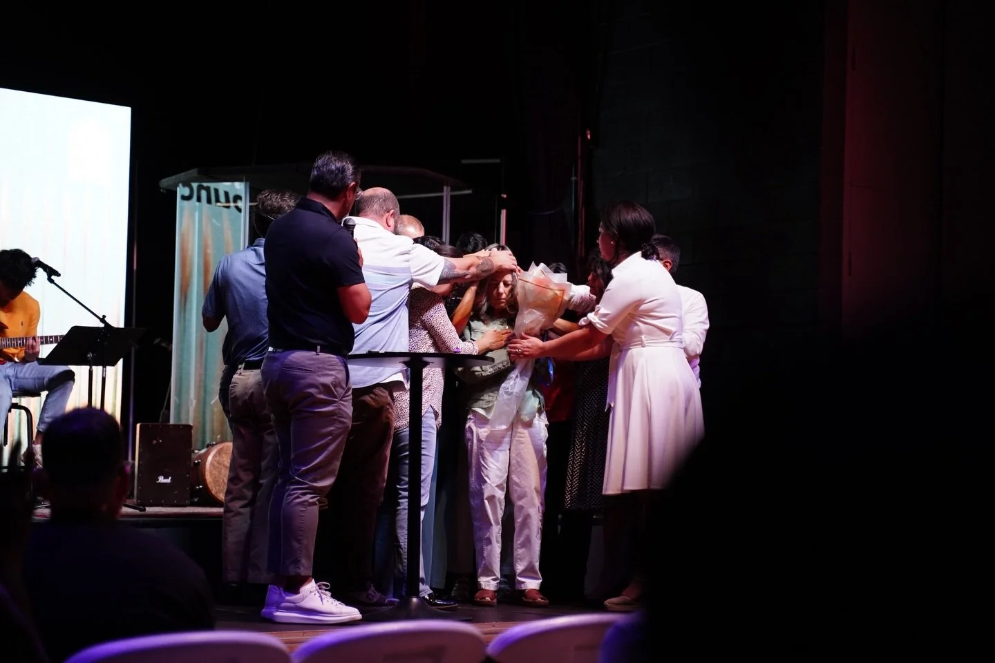 Romanos 14: Aun con nuestras diferencias, seguimos siendo un solo cuerpo en Cristo. Elegimos gracia sobre juicio y amor sobre divisi&oacute;n.

Incluso pudimos orar al final del servicio por uno de los nuestros en un momento dif&iacute;cil. Esto es i