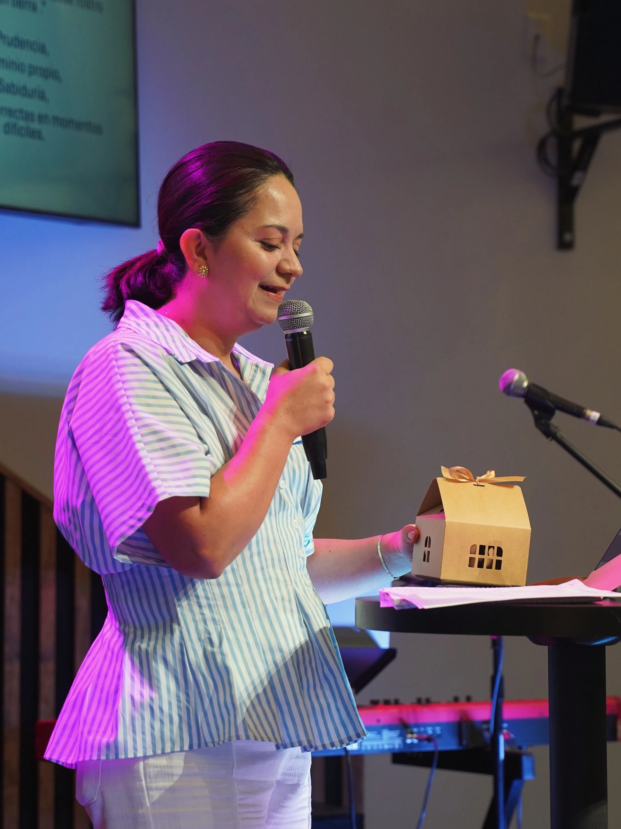 No hay tarea peque&ntilde;a cuando una mujer decide edificar lo que Dios pone en sus manos. Con amor, fe y sabidur&iacute;a, ella transforma un hogar.
Nuestro evento de mujeres hoy fue un hermoso recordatorio de que mientras edificamos nuestra casa, 