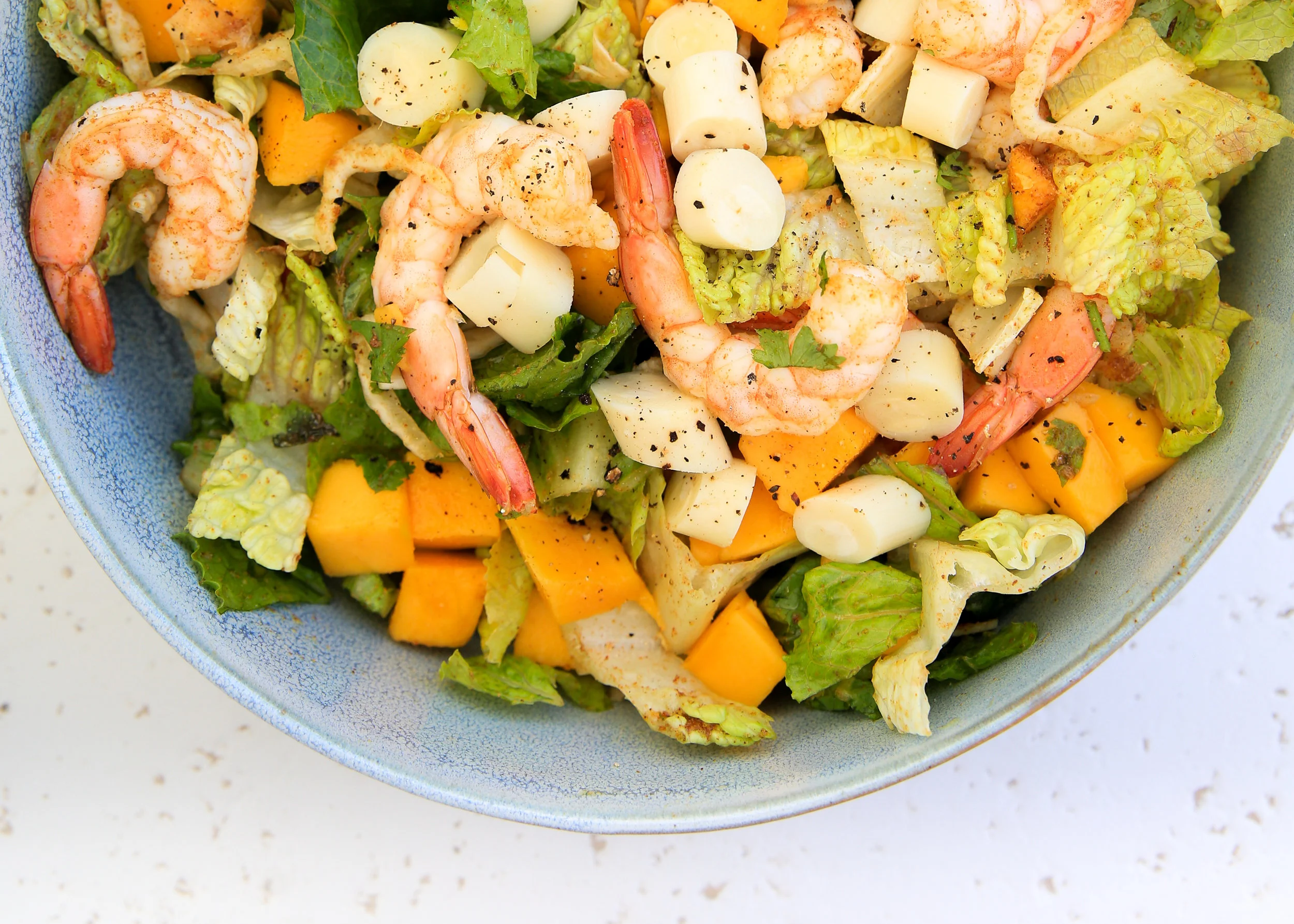 Easy and delicious mango salad with shrimp