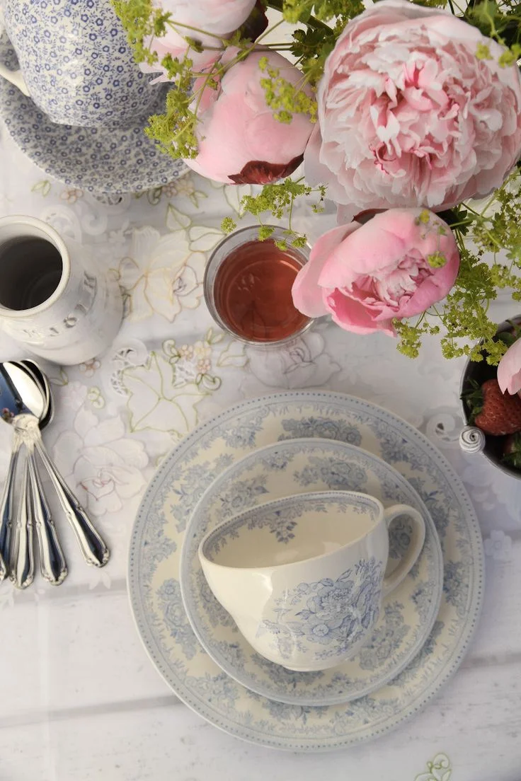 design-dictionary-burleigh-table-flowers.jpg