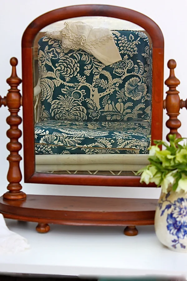 A mirror with spool turnings.