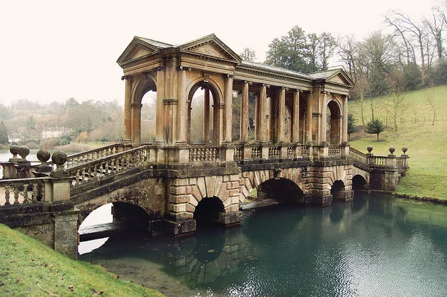 Ionic columns with smooth shafts