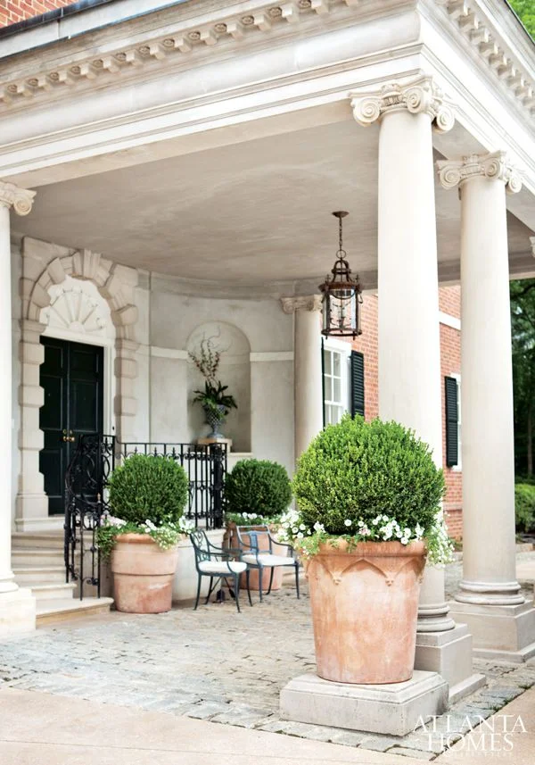 Ionic columns with smooth shaft