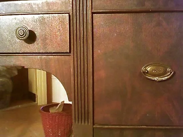 Desk with fluting decoration