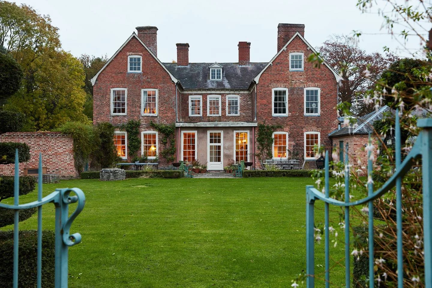 exterior-07-edward-bulmer-house-29nov17-Lucas-Allen_b.jpg