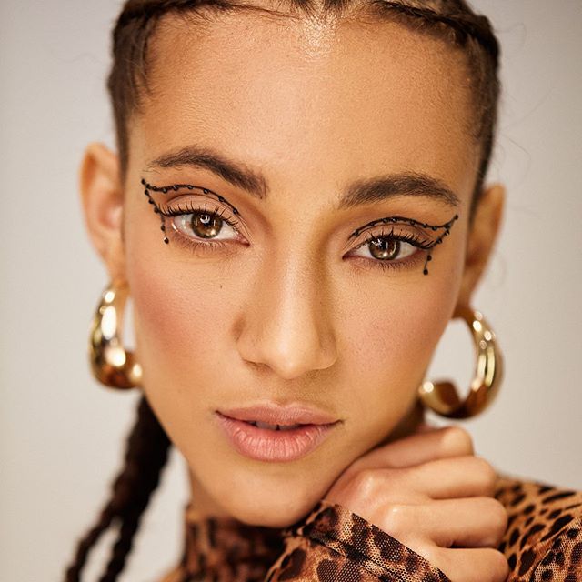 Bejeweled liner 🖤
Photographer: @natashagerschon 
Model: @itsjusttessaa .
.
.
.
.
.
.
.
.
#editorialmakeup #photoshoot #torontoweddingmakeup #fashionshootmakeup#beauty #torontofreelancemakeup#beautymakeup #softmakeup #weddingmakeupartist #glossier #