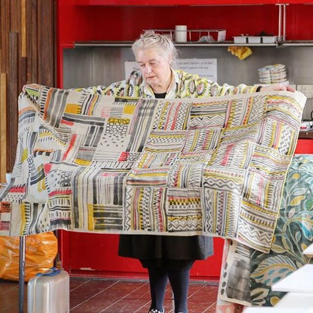 Last year we enjoyed a colourful fabric painting workshop with @sarahcampbelldesigns during our textile tour with @sewingworkshop ⠀
It was a wonderful day with lots of fabulous colours and patterns. We've enjoyed reading Sarah's isolation tips in an 