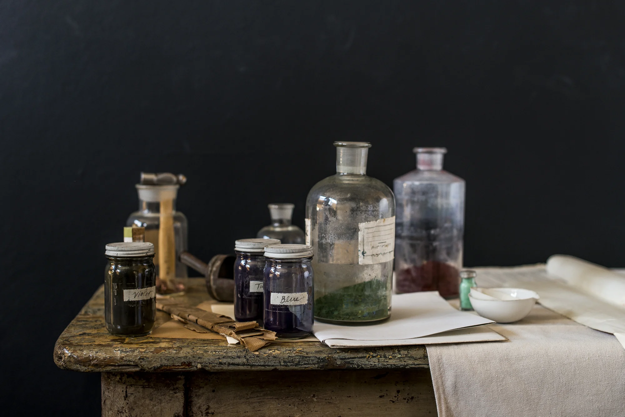 BarTable_BlackWall_AllPigmentBottles_Landscape-269.jpg