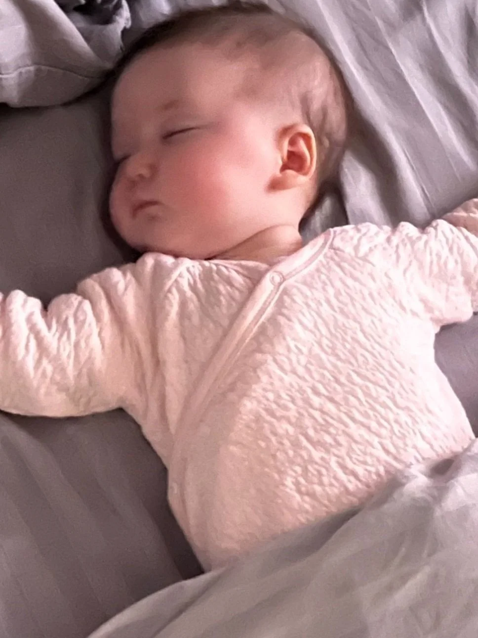 Breastfeeding to sleep & short 20 minute naps - 4 month old Isabel