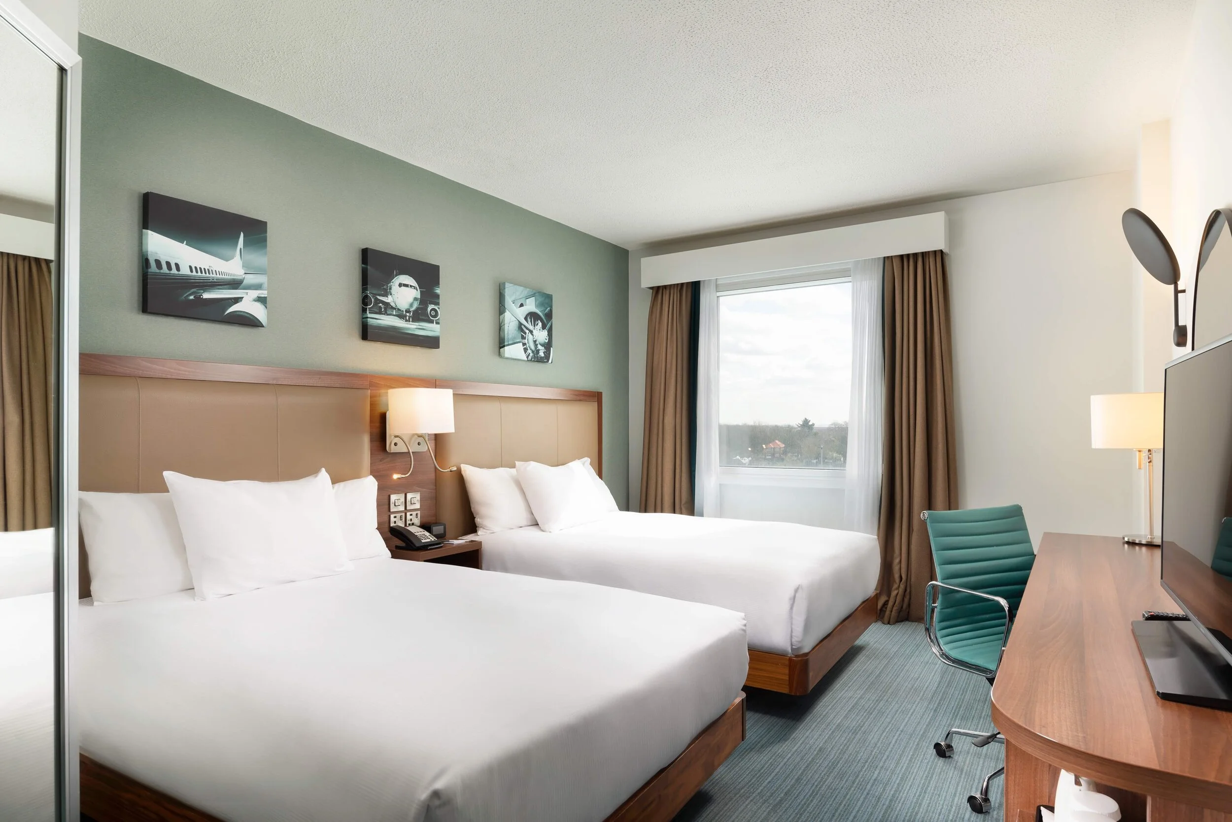 HGI Heathrow Bedroom D2-1.jpg