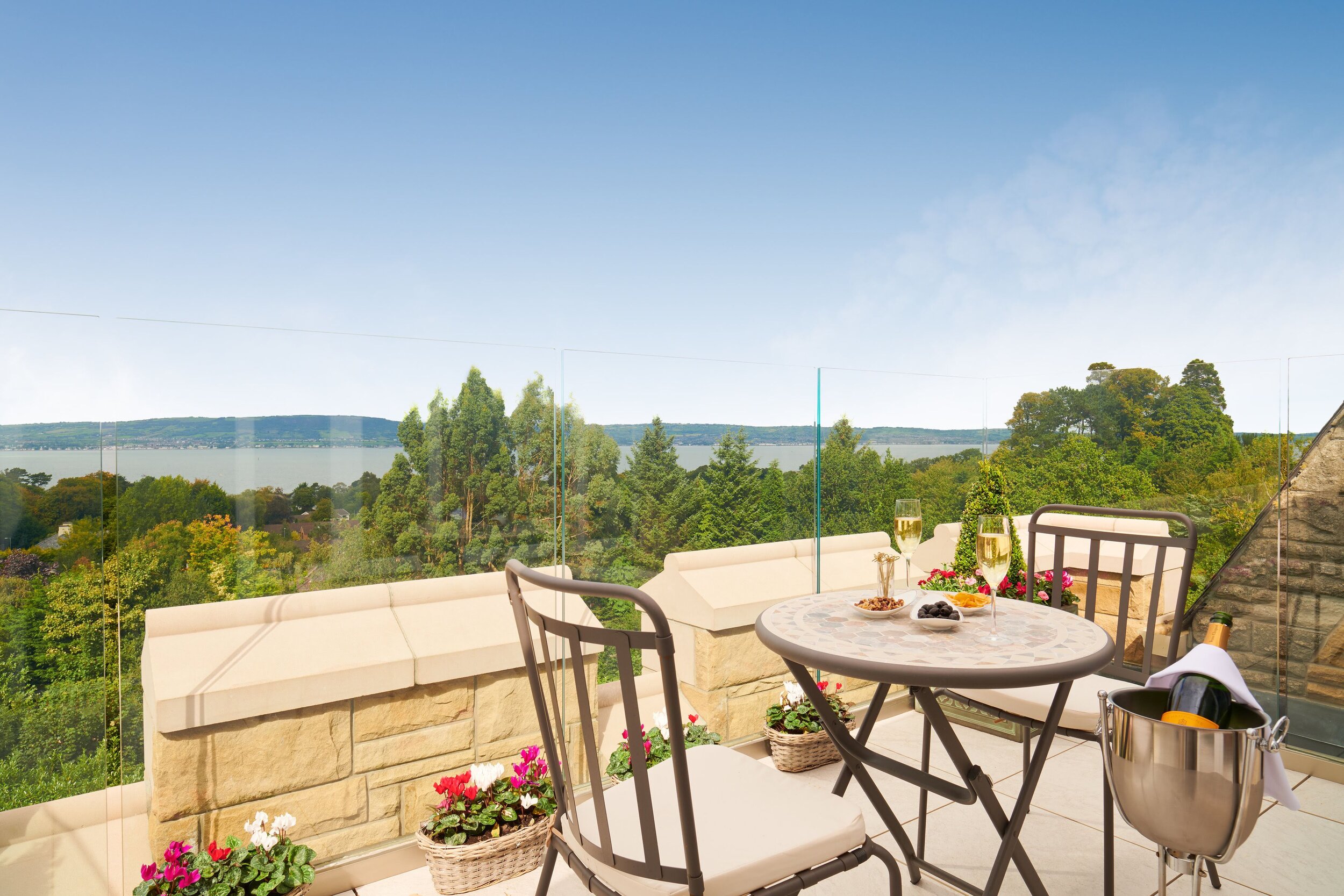 TheCulloden_Palace_Suite_Balcony_Jack_Hardy_2018.jpg