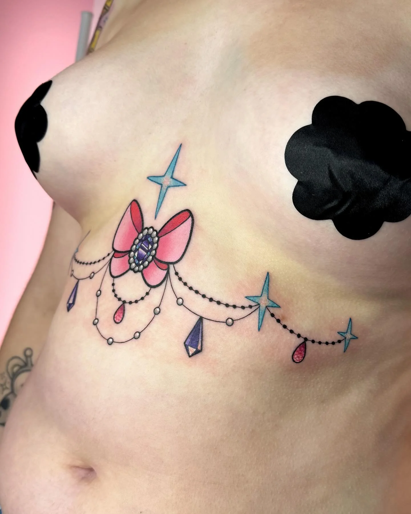 A delicate, sparkly dangly sternum thing for Charlotte 🎀✨ Hands down, one of my absolute favorite spots to design for 🙌 (even tho it absolutely destroys my back lol) Thanks so much for sitting tough thru this in one shot, Charlotte! Tough as nails 