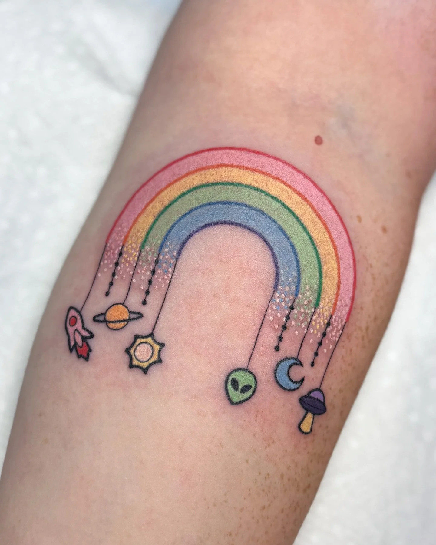 A custom rainbow chandelier with space themed charms 🚀👽 thanks so much Jenna!

#parlorsuites #ohiotattooartist #columbustattooartists #colortattoos #rainbowtattoo #spacetattoo #spacetattoos #cutetattoo #cutetattoos