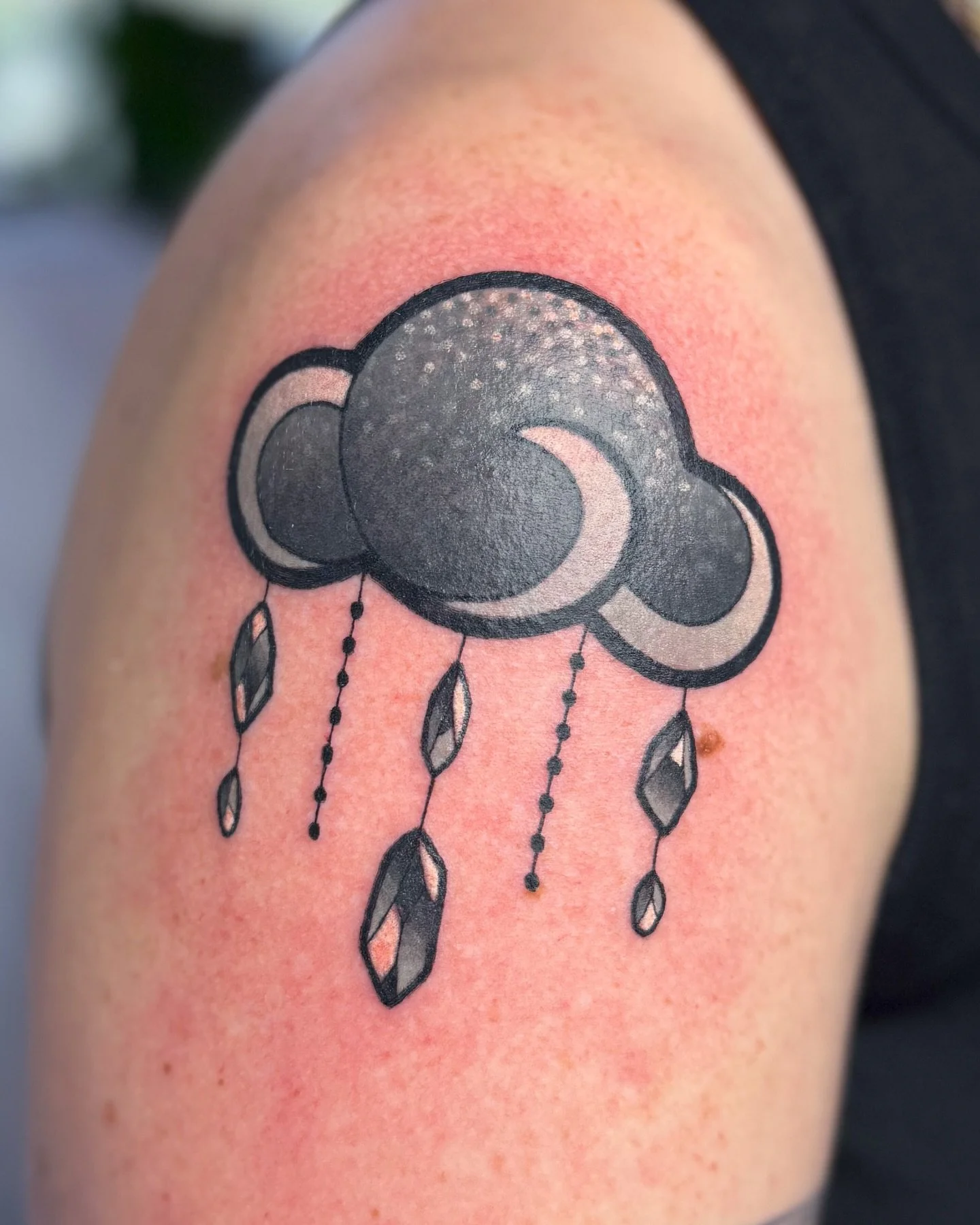 Cloud chandelier flash in pastel black for Beau 😉🖤 thanks so much, Beau!!

#parlorsuites #ohiotattooartist #columbustattooartists #cloudtattoo #cloudtattoos