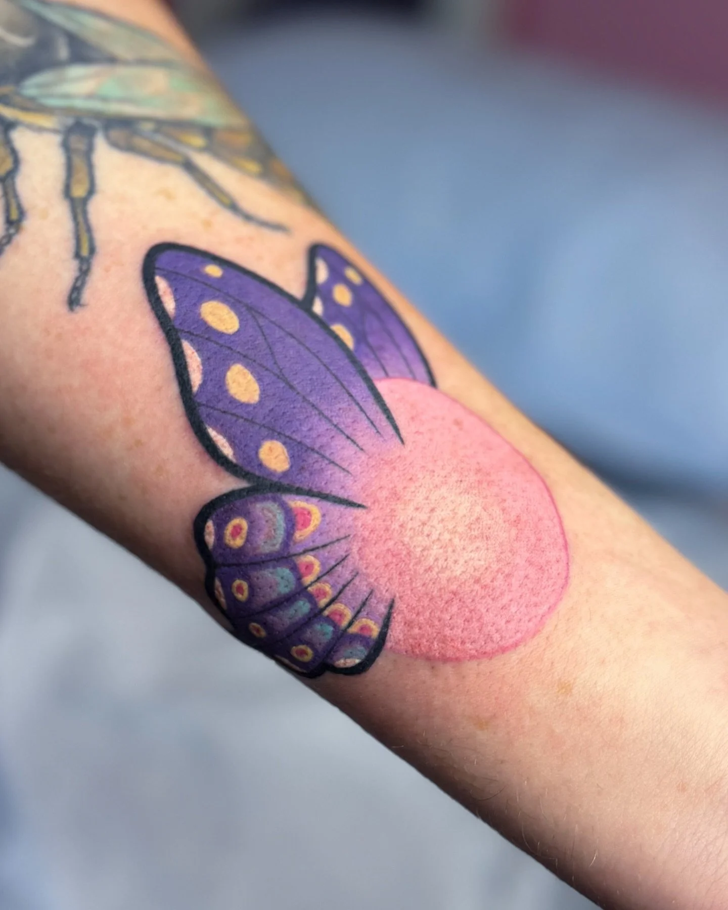 Mother/son matching flash tattoos for Chris &amp; Debbie 💗 thanks so much, your relationship is so sweet!! 🐝

#parlorsuites #ohiotattooartist #columbustattooartists #colortattoos #fairytattoo #butterflytattoos