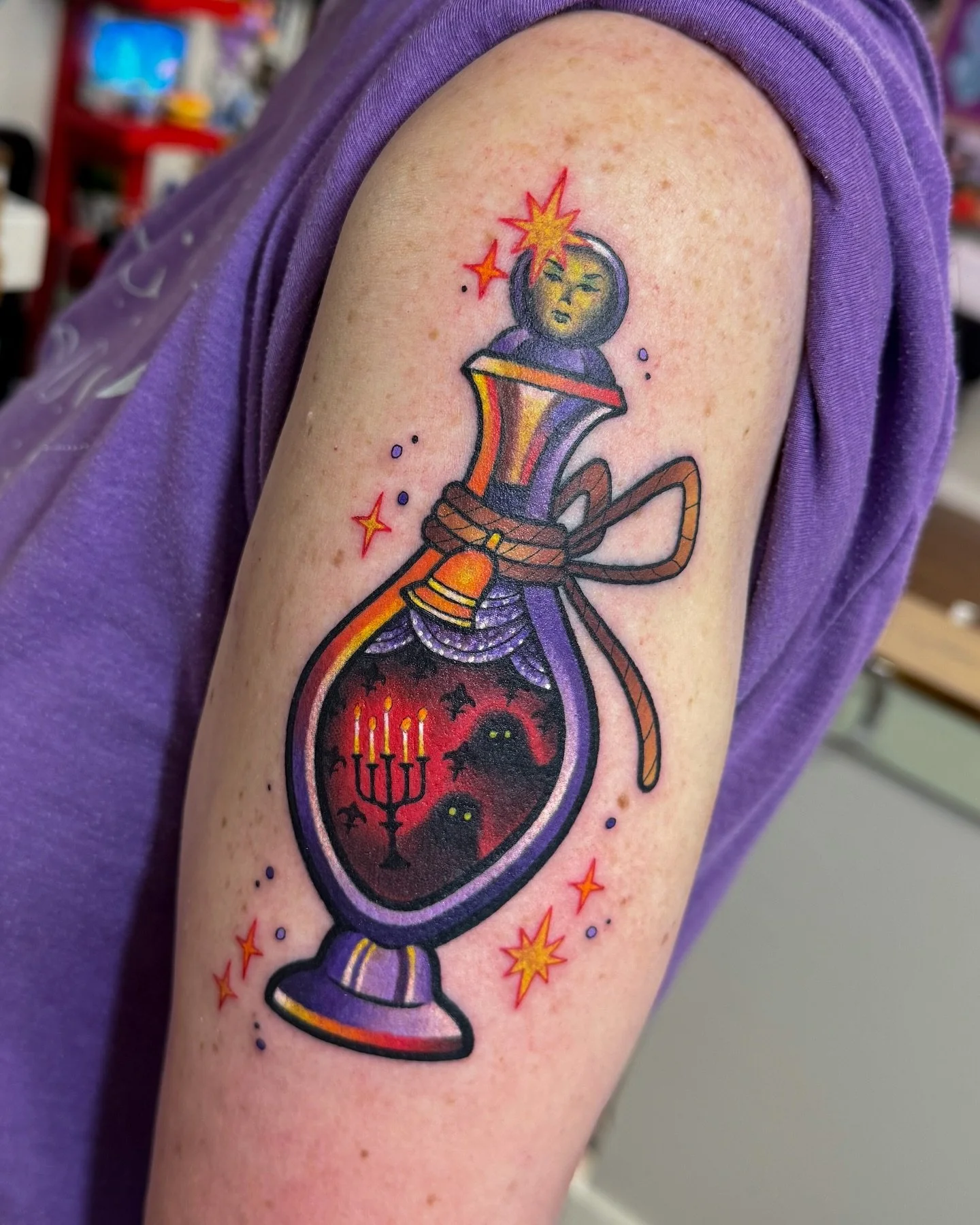 A round-up of tattoos I did in the PNW!🌲💕 A potion bottle inspired by the Haunted Mansion ride at Disneyland for Carol, a neotrad inspired floral for Andrew and some adorable vintage illustrations from the Esquire cookbook for Chase! Made at @funfu