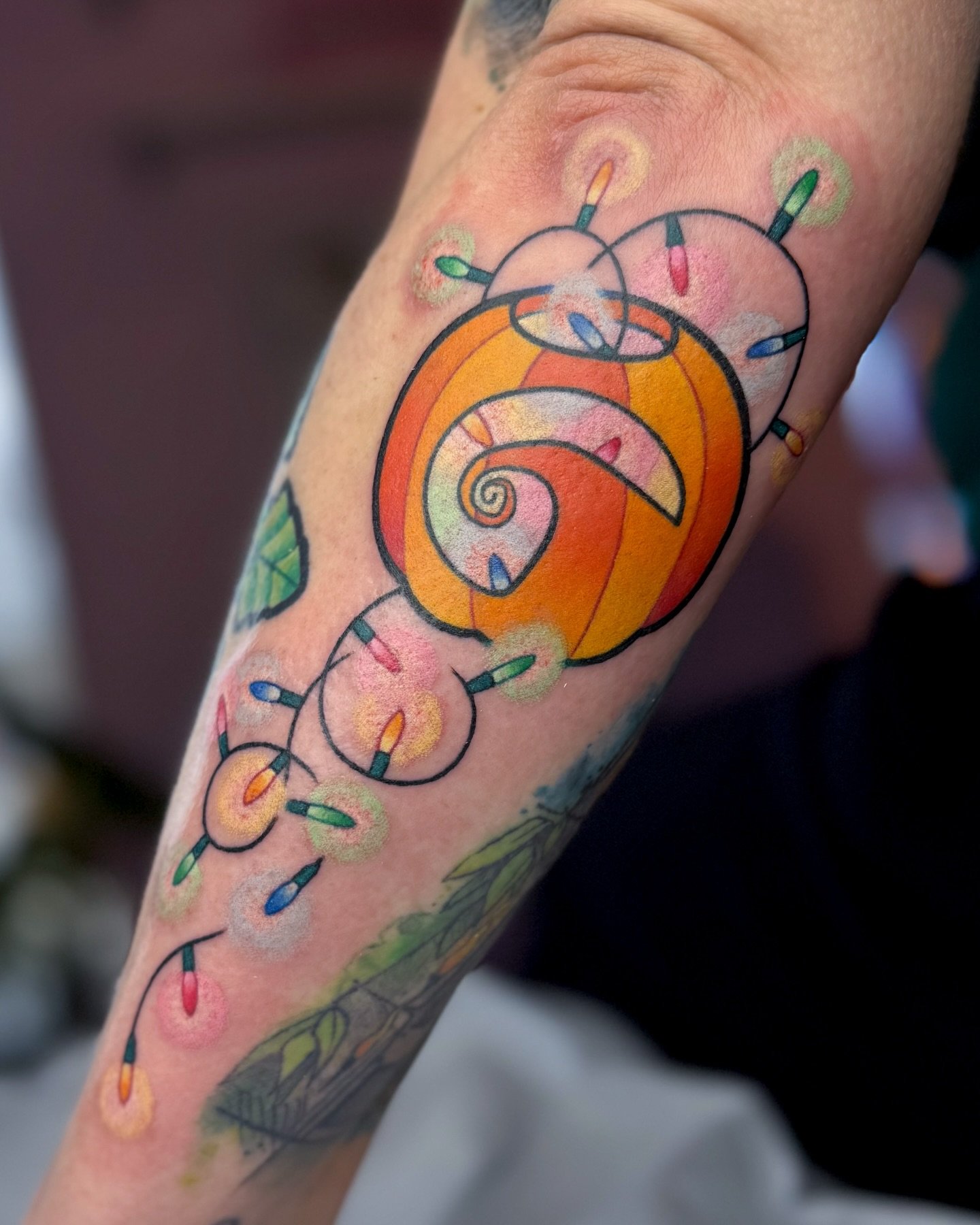 A &lsquo;Nightmare Before Christmas&rsquo; gap filler for Jess&rsquo;s movie sleeve! 🎃🎄thanks so much, Jess!

#parlorsuites #ohiotattooartist #columbustattooartists #colortattoos #nightmarebeforechristmasart