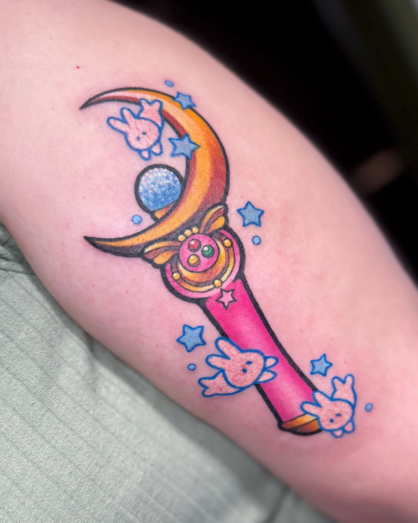 A Sailor Moon moon stick and bunnies for Samantha 💗🌙 I didn&rsquo;t grow up with Sailor Moon but I&rsquo;ve done enough Sailor Moon tattoos that maybe it&rsquo;s time to get into it 😂 Thanks so much Samantha!! 

#parlorsuites #ohiotattooartist #co