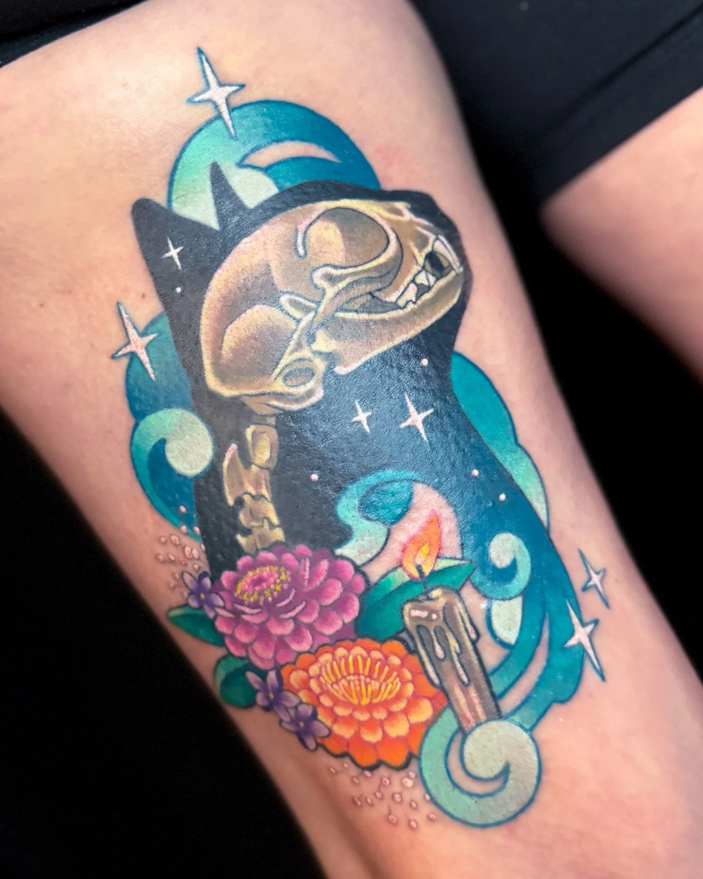 A D&iacute;a de los Muertos *inspired* design for Gina 💀🕯️ The original ask was for a sugar skull cat but she let me take it in a different direction &ndash; thanks so much, Gina! 💕

I would love to do more swirly designs!! 🍭🍥

#ohiotattooartist