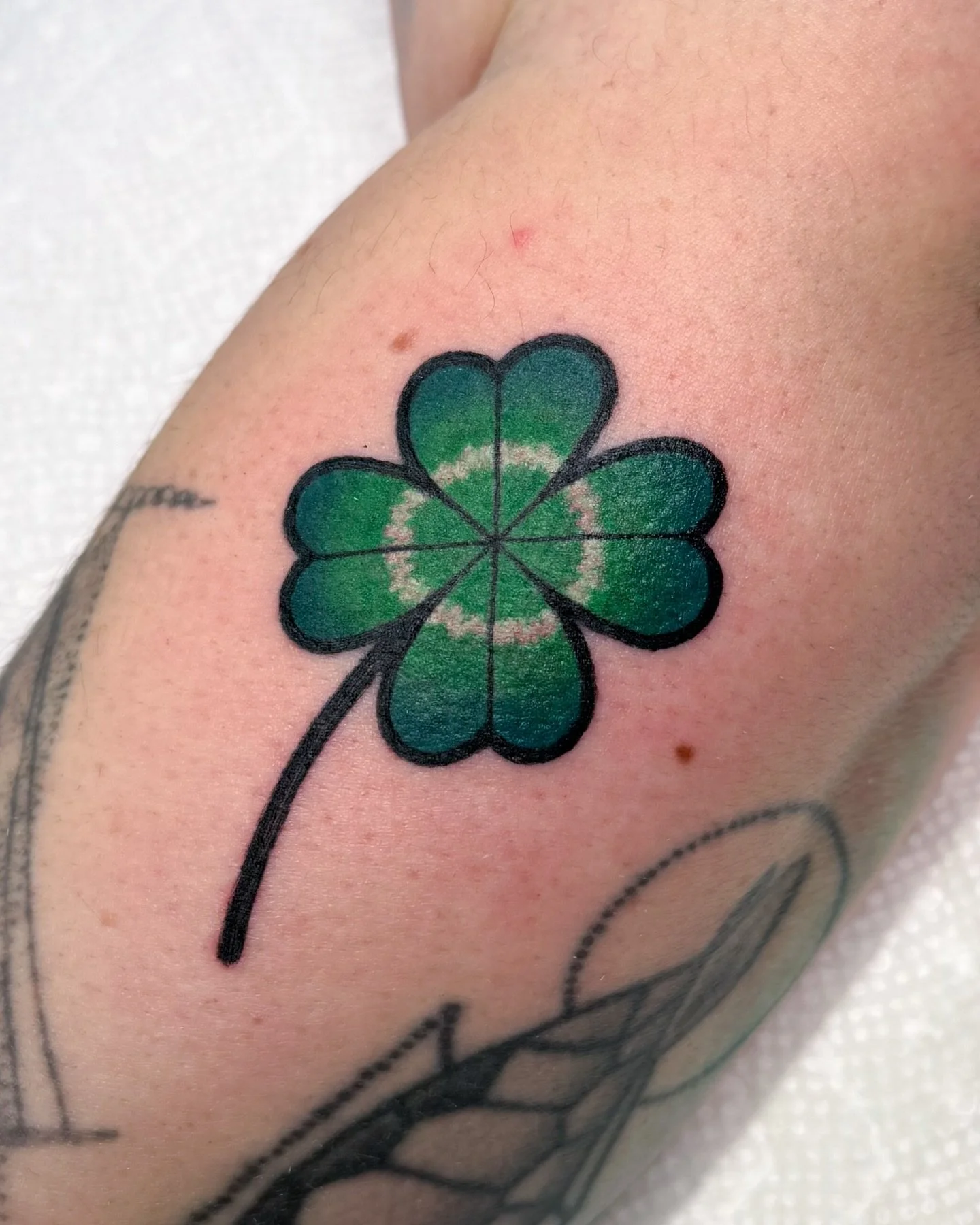 Mini clover flash for Avery &ndash; an unintentional St. Patrick&rsquo;s day tattoo! 🍀 Thanks so much Avery!

#ohiotattooartist #cutetattoos #colortattoos #clovertattoo #planttattoo