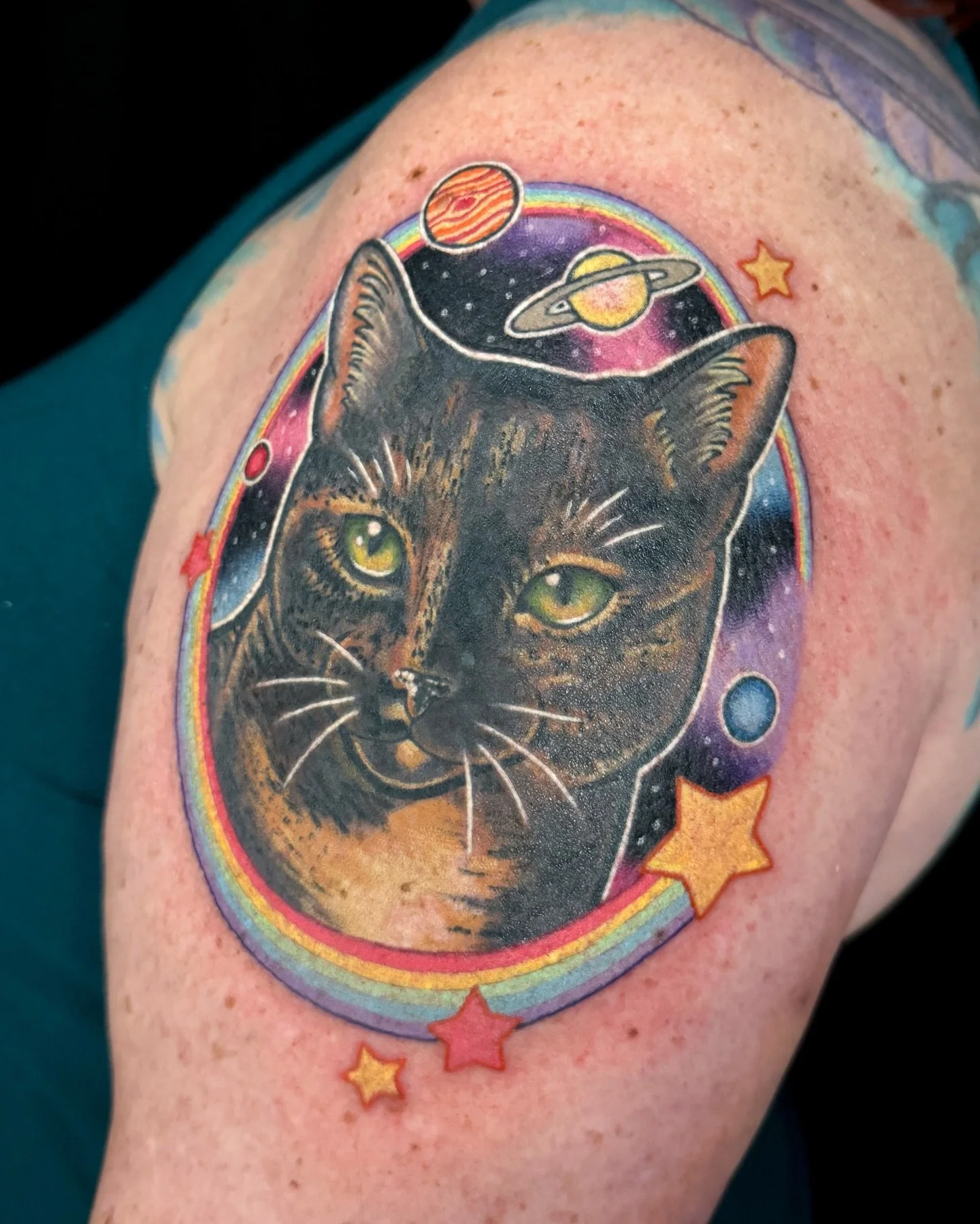 Finished this portrait of Galaxy for Lara the other day 💫 In the background are Mars, Jupiter, Saturn and Neptune for her 4 kittens 🥹💕 

The background color is fresh, everything else is healed with some minor touch-ups/refreshes. We did this one 