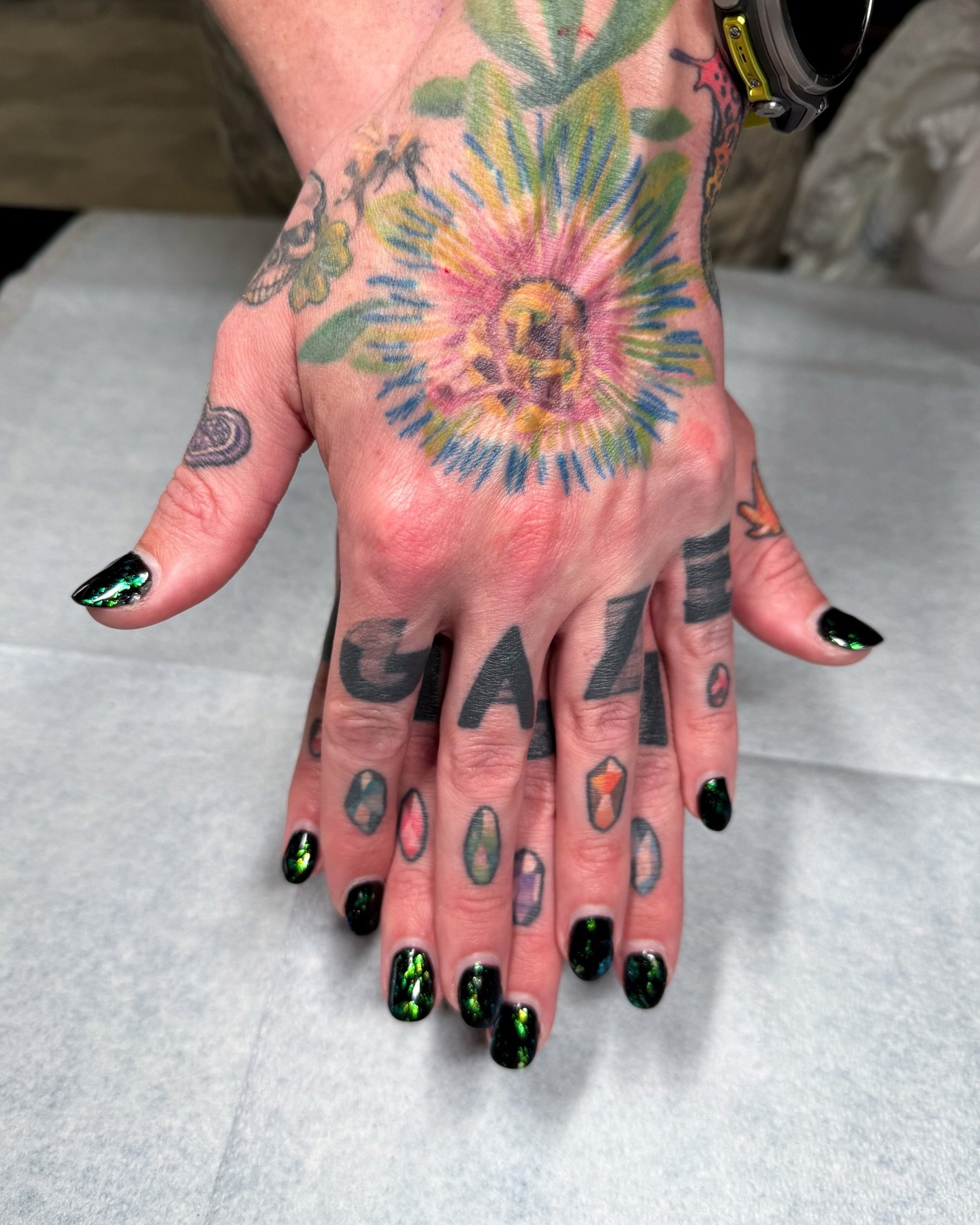 ✨HEALED✨ finger gems on Sean!! This was sort of experimental and not something I would attempt on most people (I was very clear from the beginning that I didn&rsquo;t know how well these would take and that they might require several touch-ups to sti