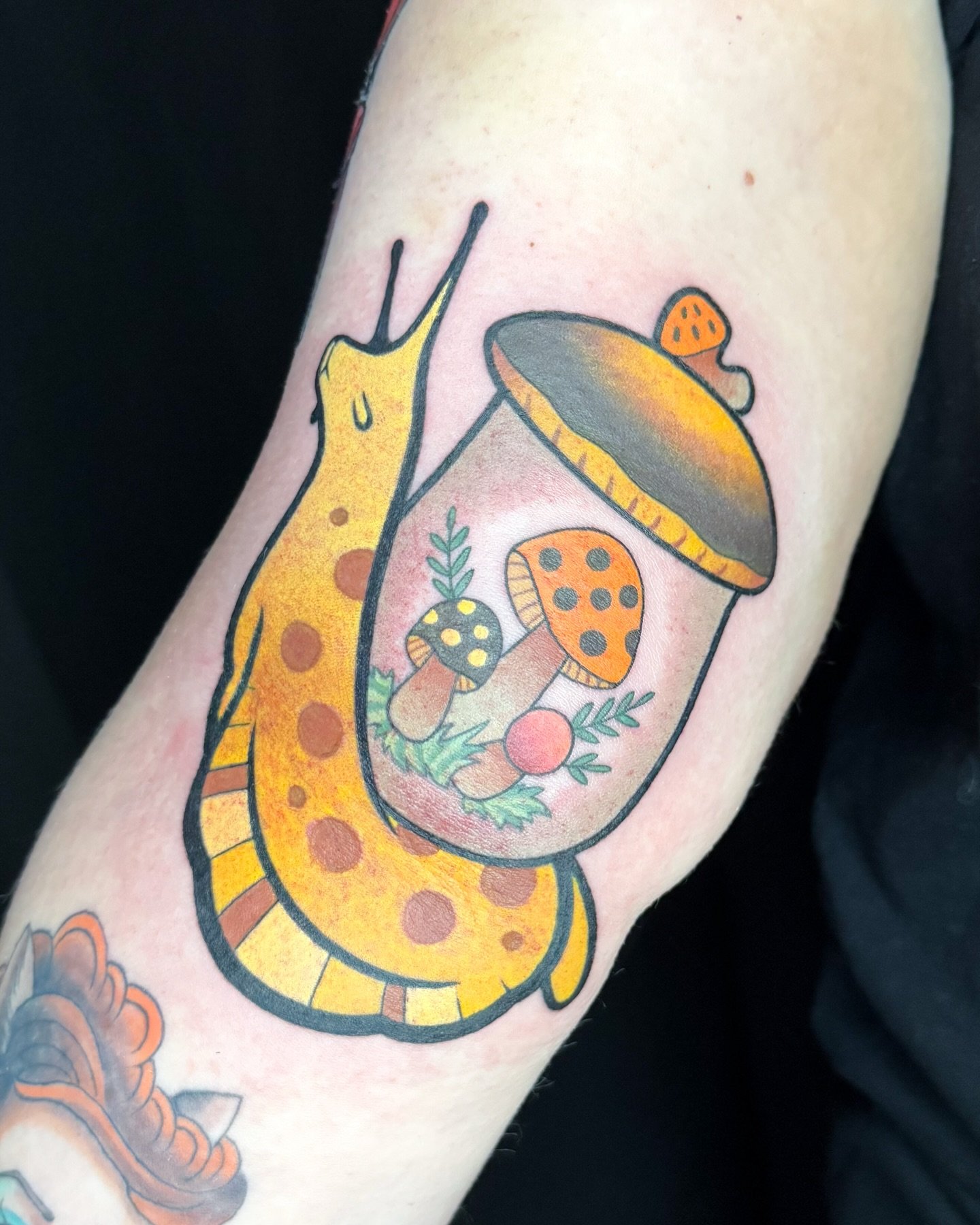 Merry Mushroom snellfren flash for Shelby!! 🍄&zwj;🟫🐌 So excited to tattoo this one (I still have a Tupperware and Pyrex version available)! Plus some bonus healed tattoos from Dec 💕 Thanks so much Shelby, you&rsquo;re the best!! 

#ohiotattooarti