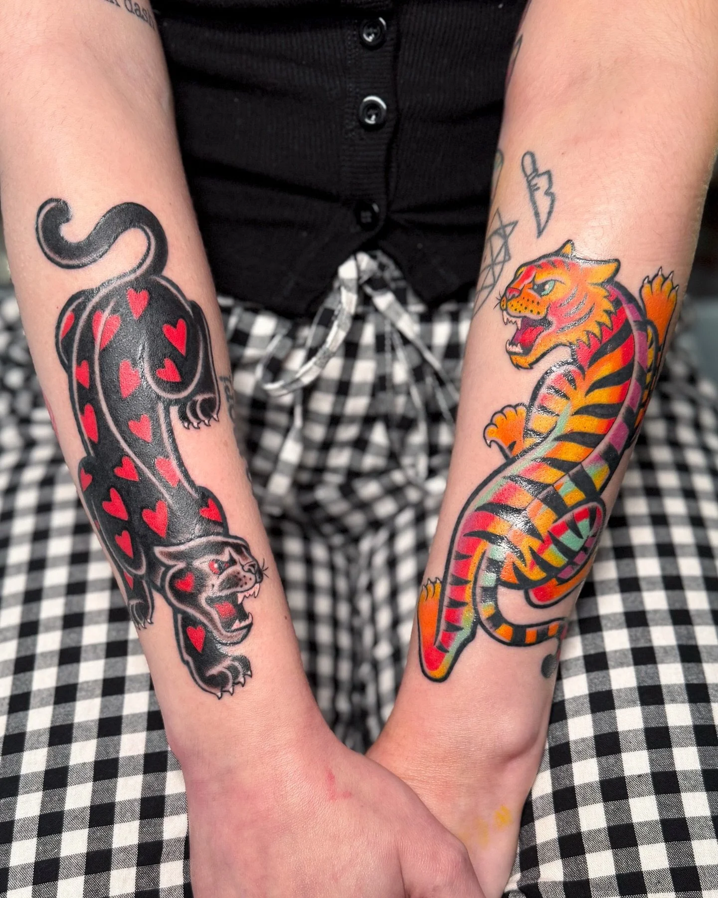 Finished this classic crawling kitty pair on Jade yesterday! The lines are healed (and still settling from a few weeks ago) and the color/shading is fresh (so a lil glarey 🥲) + a bonus 2 weeks healed Betty Spaghetty! Thanks so much, Jade!!! 🫶💕

#o