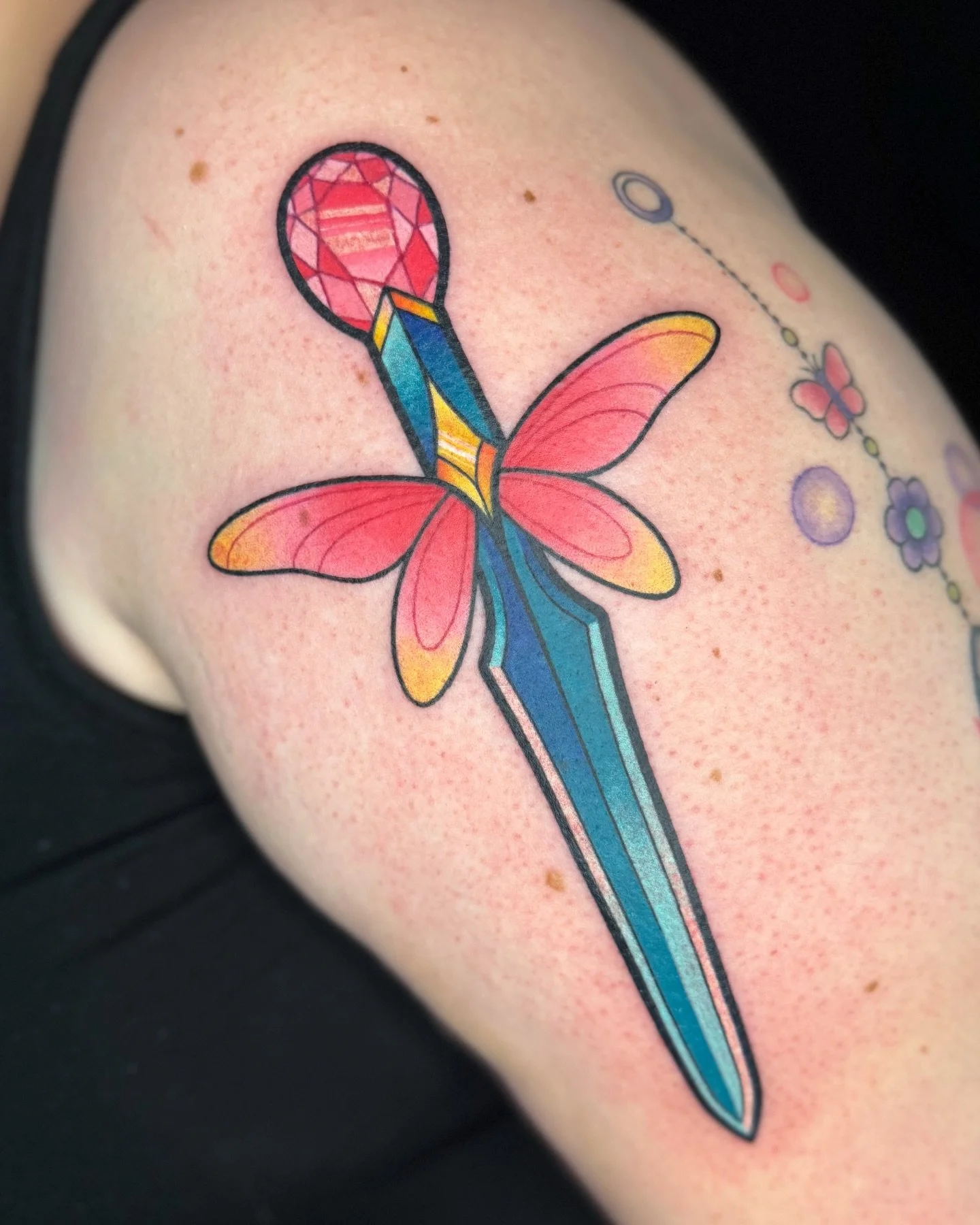 Fairy dagger flash for Cat from my fantasy forest flash sheet 🗡️🦋 + a bunch of bonus healed stuff! (Bottles are ~4 years healed, florals ~2 years healed, sun catcher ~1 year healed.) Such a cute growing collection, thanks so much Cat!!! 🫶💕

#ohio