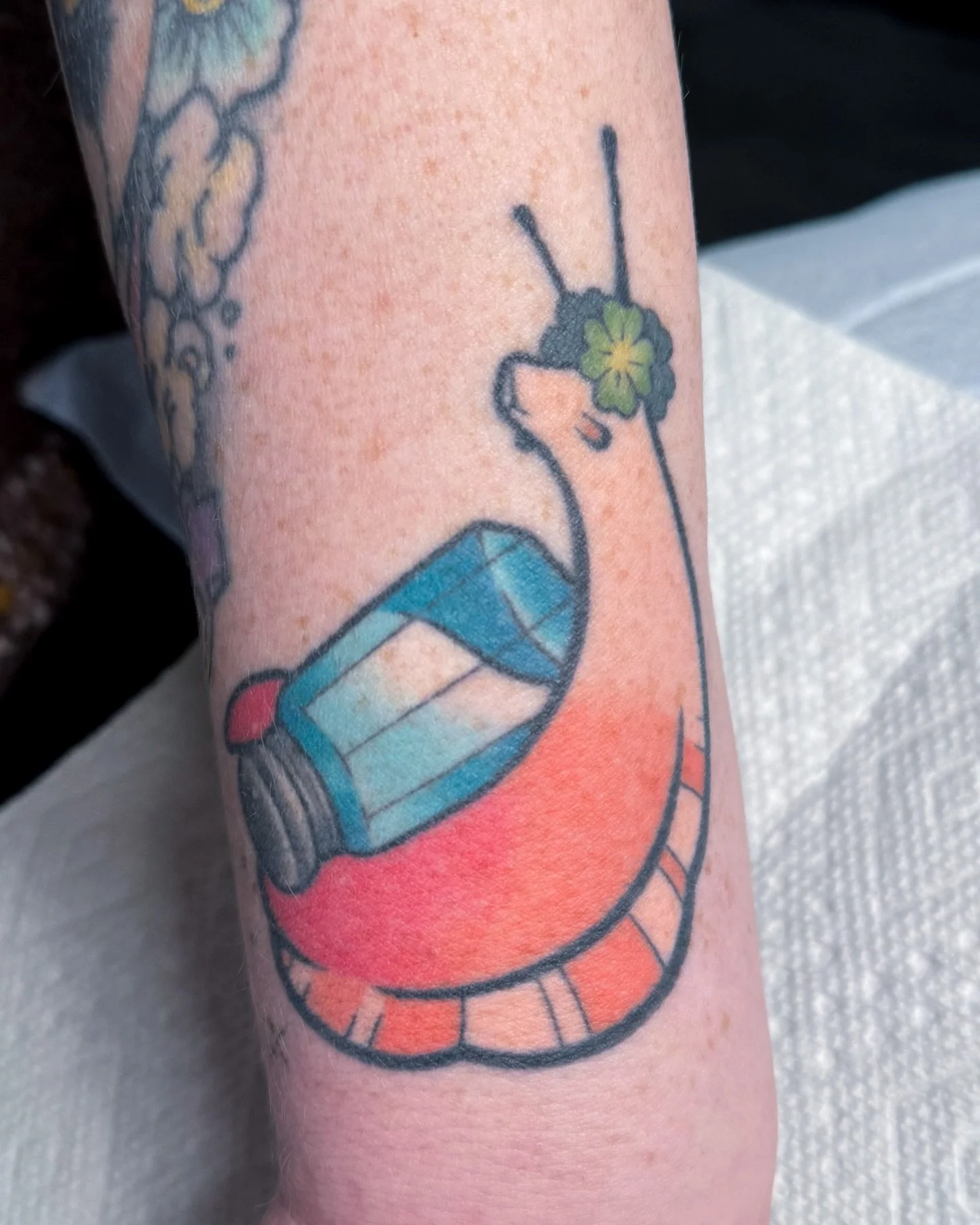 Got to snap a 3+ year healed pic of this cutie recently &ndash; swipe to see it fresh! Nice to see you (and your mom) again, Von!! Thanks for taking such good care of your snellfren 🐌💕

#ohiotattooartist #cutetattoos #colortattoos #healedtattoo #lu