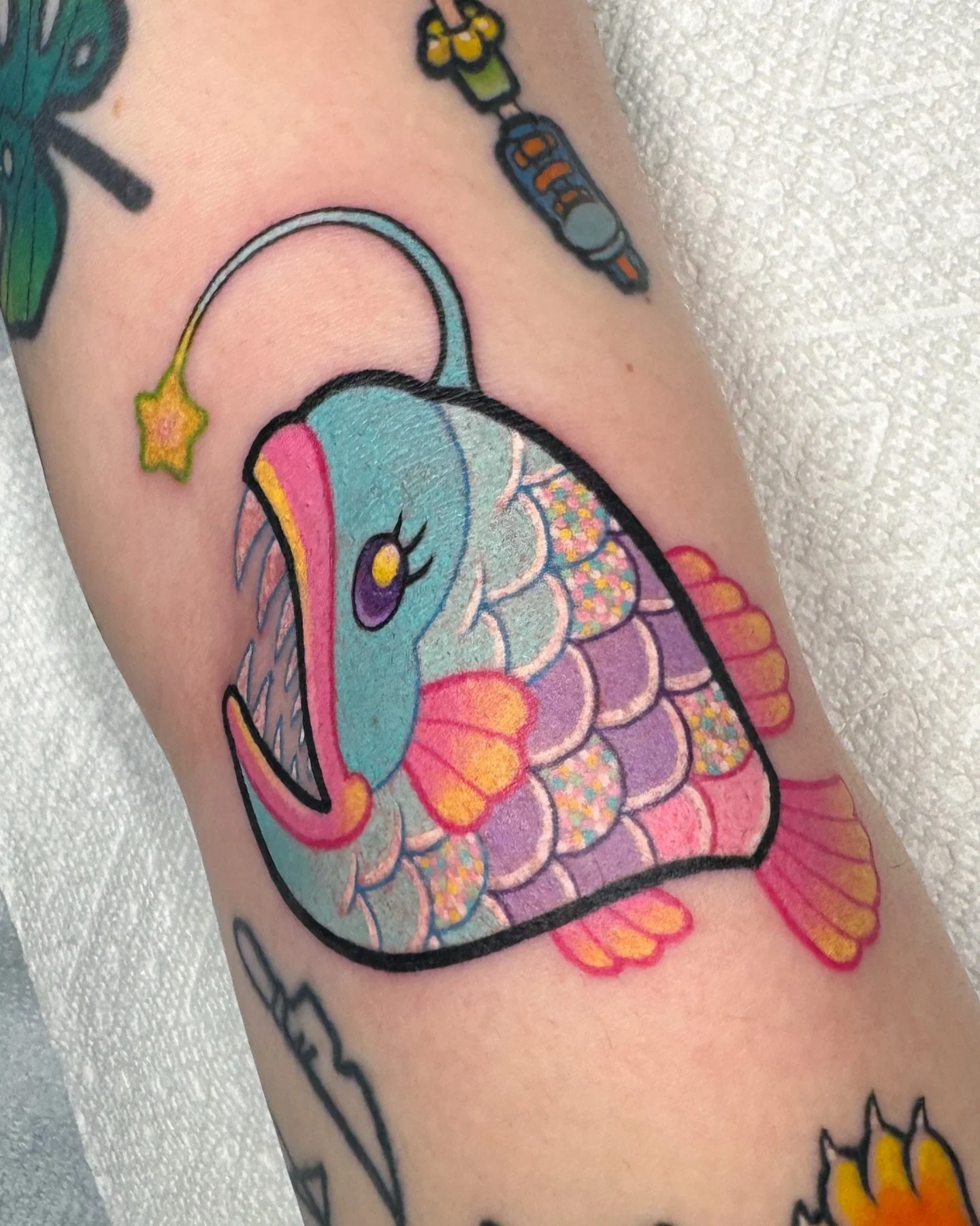 Rainbow Fish x angler mashup for Jade from last week! (Tricky one to photograph!!) Bonus peek of healed Betty Spaghetty, healing psychedelic crawling tiger and several years healed monstera flash in the video 🌈💕 thanks so much Jade!! 🫶

#ohiotatto