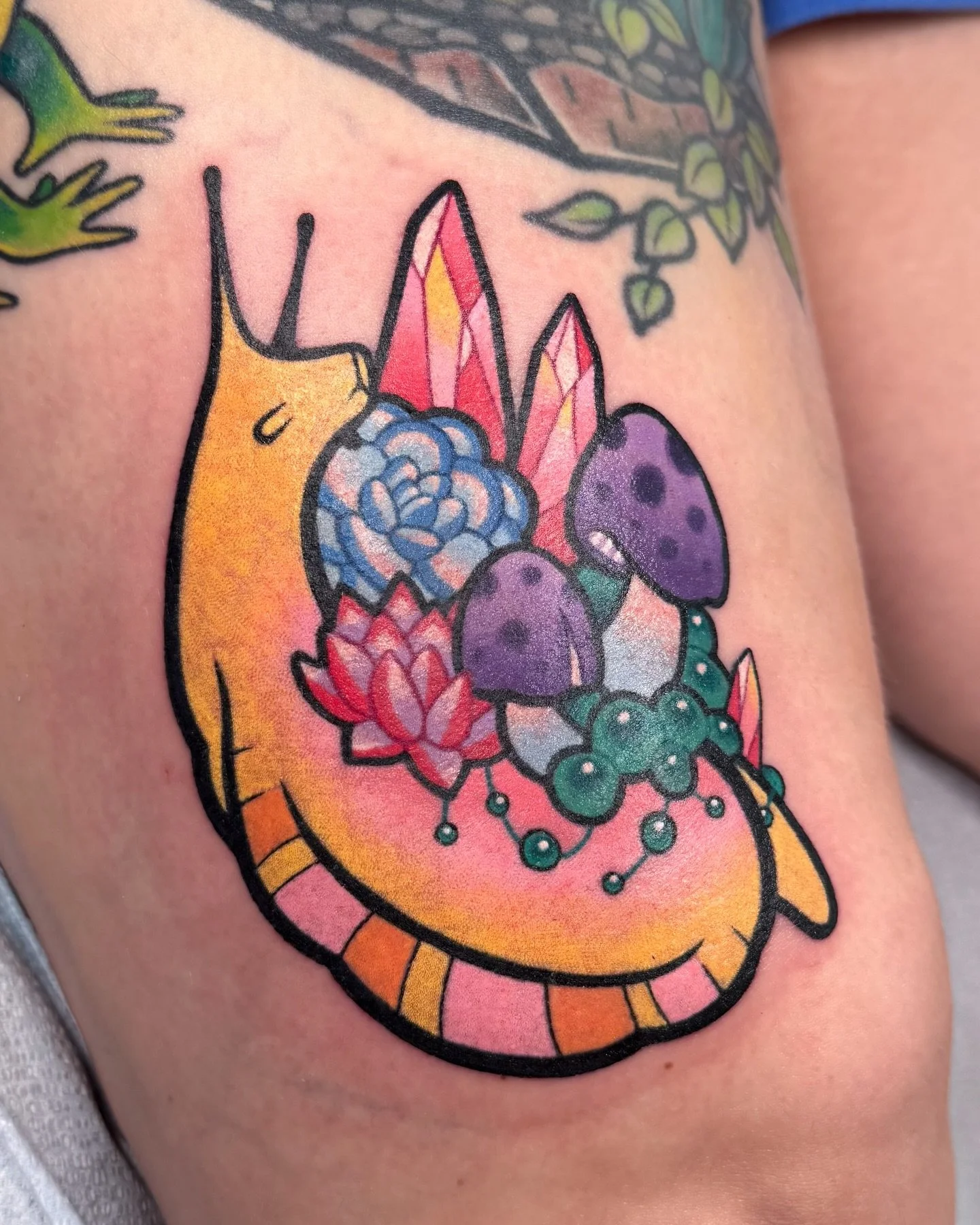 Partial custom snellfren with succulents, mushrooms and crystals as its &ldquo;shell&rdquo; for Catherine + some bonus healed frens (bee is ~2y 7m healed, frog is ~5m w/ some teeny touch-ups to the dark green). Thanks so much, Catherine!!

#ohiotatto