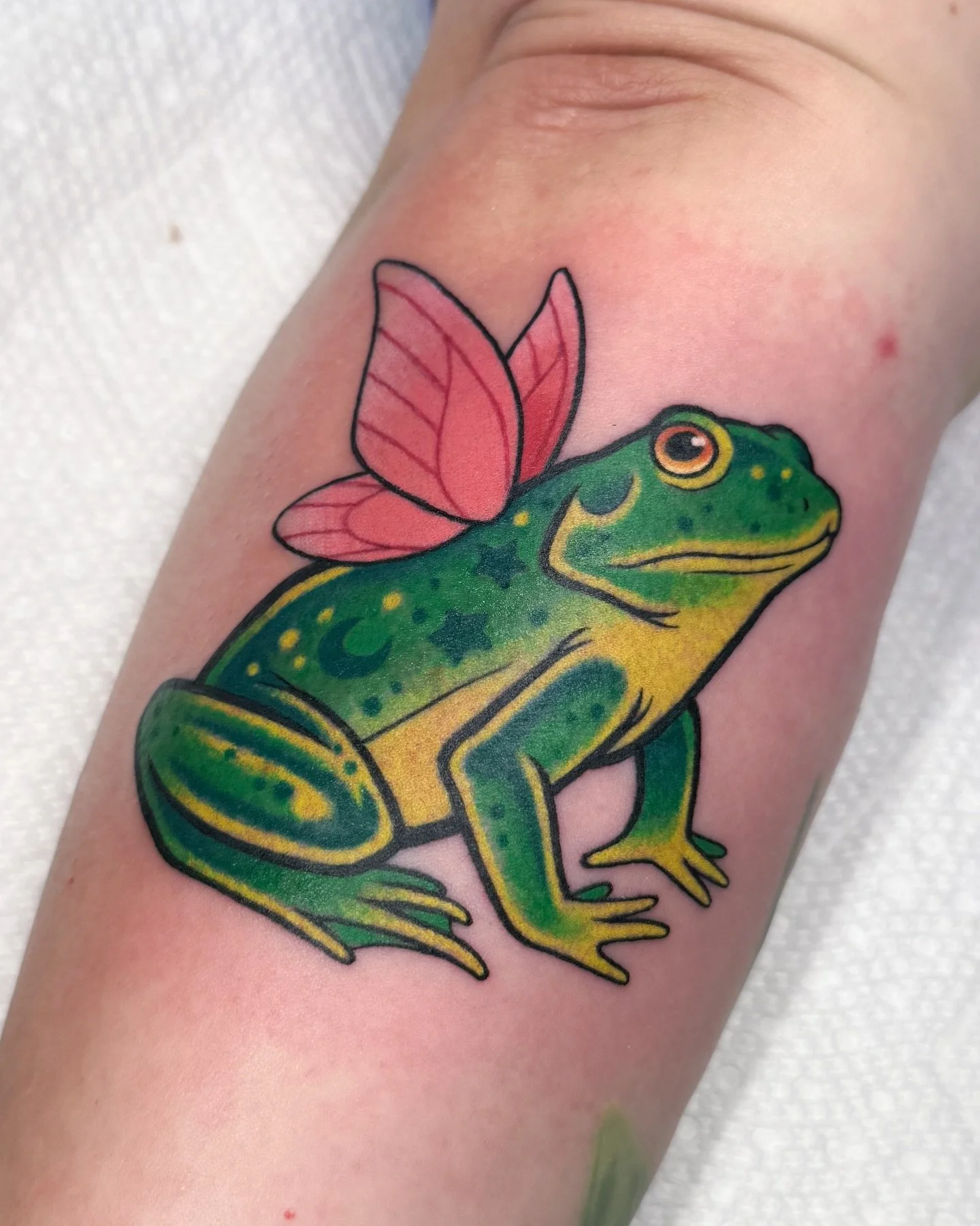 Some flash from this week! A frog fairy for Lis, a ginkgo leaf for Haru and the start of a pirate themed snellfren on Cat! 🐸🏴&zwj;☠️

#ohiotattooartist #cutetattoos #colortattoos #frogtattoos #naturetattoos