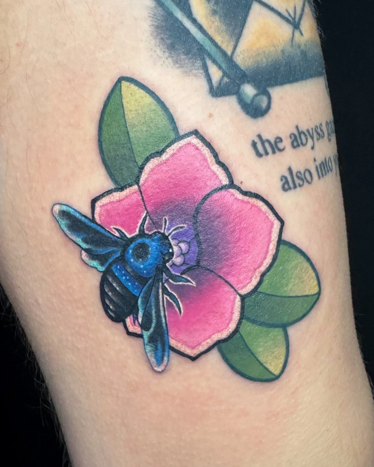 A blue carpenter bee and petunia for Erika 💙 Thanks so much!! 

#ohiotattooartist #cutetattoos #colortattoos #beetattoo #floraltattoos