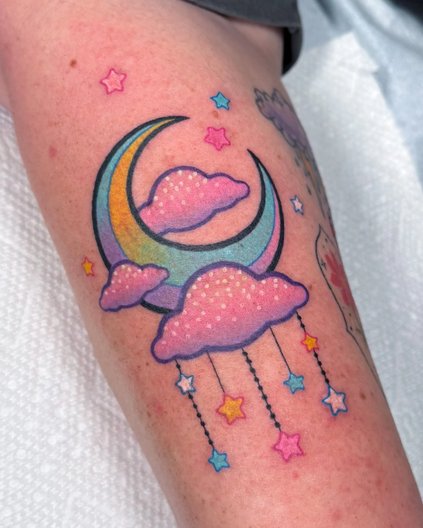 Dreamy pastel moon chandelier for Carrie! 🌙💞 Thanks so much Carrie!! I love doing these, keep &lsquo;em comin&rsquo; please!! The possibilities and combination of details are endless 😭

#ohiotattooartist #cutetattoos #colortattoos #moontattoo #pas