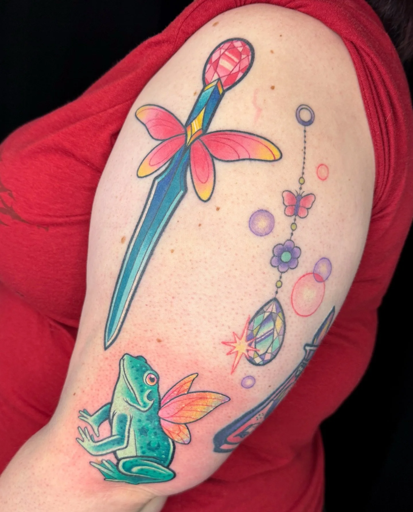 Added a fairy frog to Cat&rsquo;s arm yesterday! + bonus healed dagger from April 💕 her collection of my work is so sweet 🥹 (and don&rsquo;t y&rsquo;all worry about that gap we made, it&rsquo;ll get filled in eventually!) Thanks so much, Cat!!! 

#