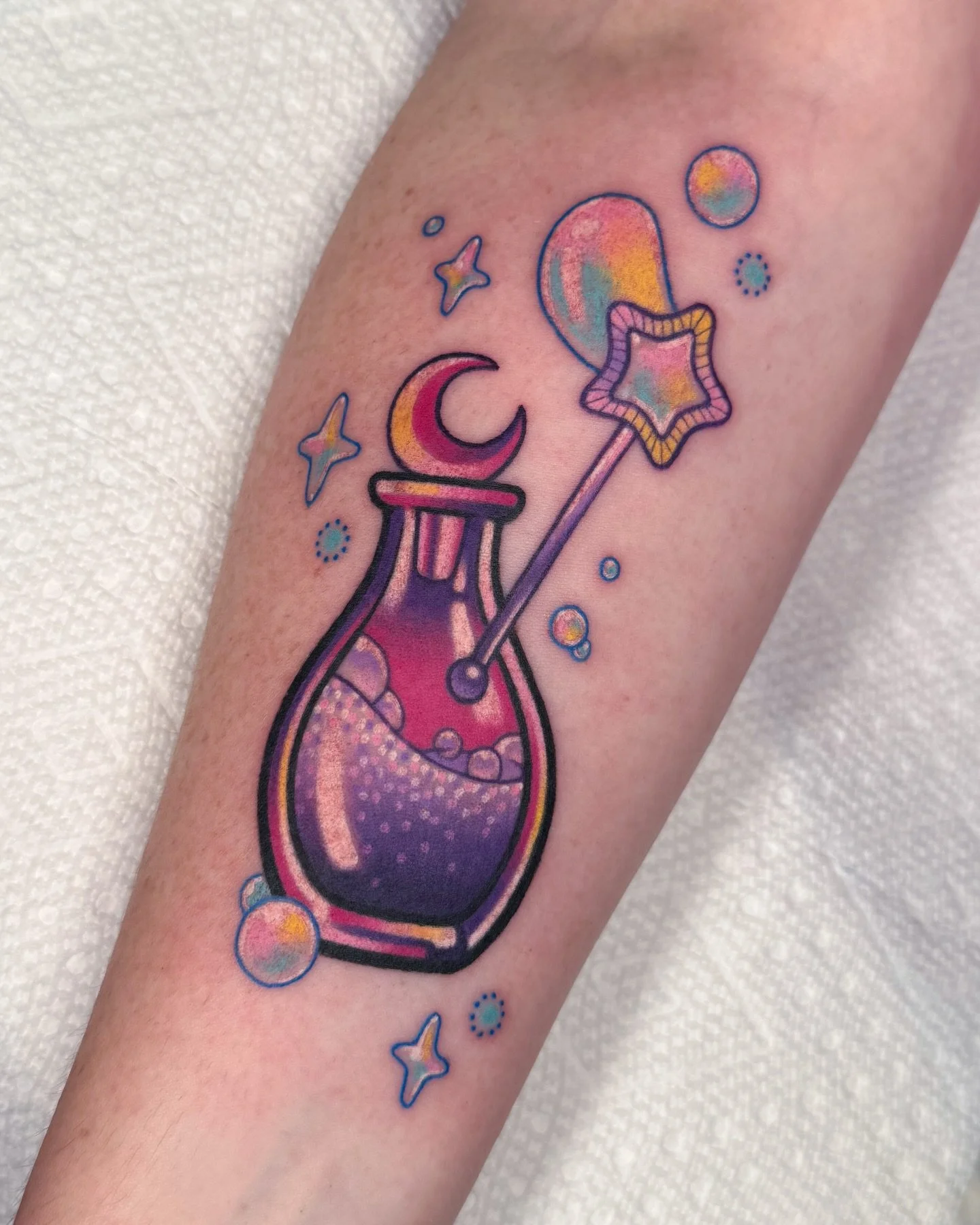 A bubble wand potion bottle for Dana + bonus healed rainbow pothos from last year! Dana is learning to embrace whimsy in her life and I am so happy to help facilitate 🫧🫶🌈 thanks so much, Dana!!

#ohiotattooartist #cutetattoos #colortattoos #potion