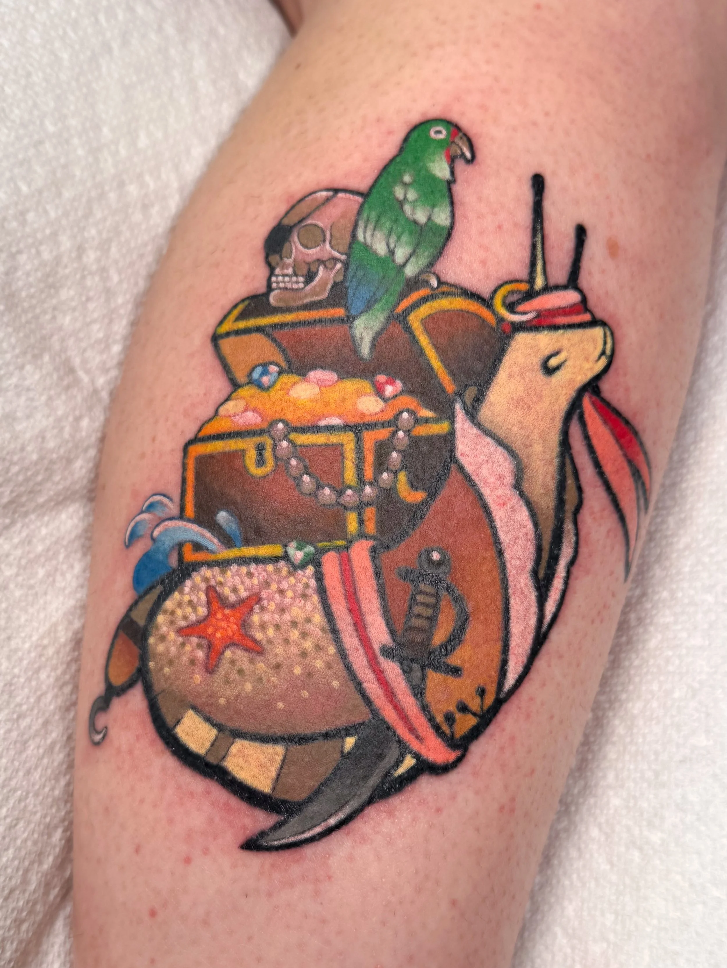 Partial custom pirate snellfren for Cat 🏴&zwj;☠️🦜 (We did this one in 2 sessions for reasons unrelated to the tattoo &ndash; hence the glare on the outline 🤙) Thanks so much Cat!! 💕

#ohiotattooartist #cutetattoos #colortattoos #piratetattoo #oce