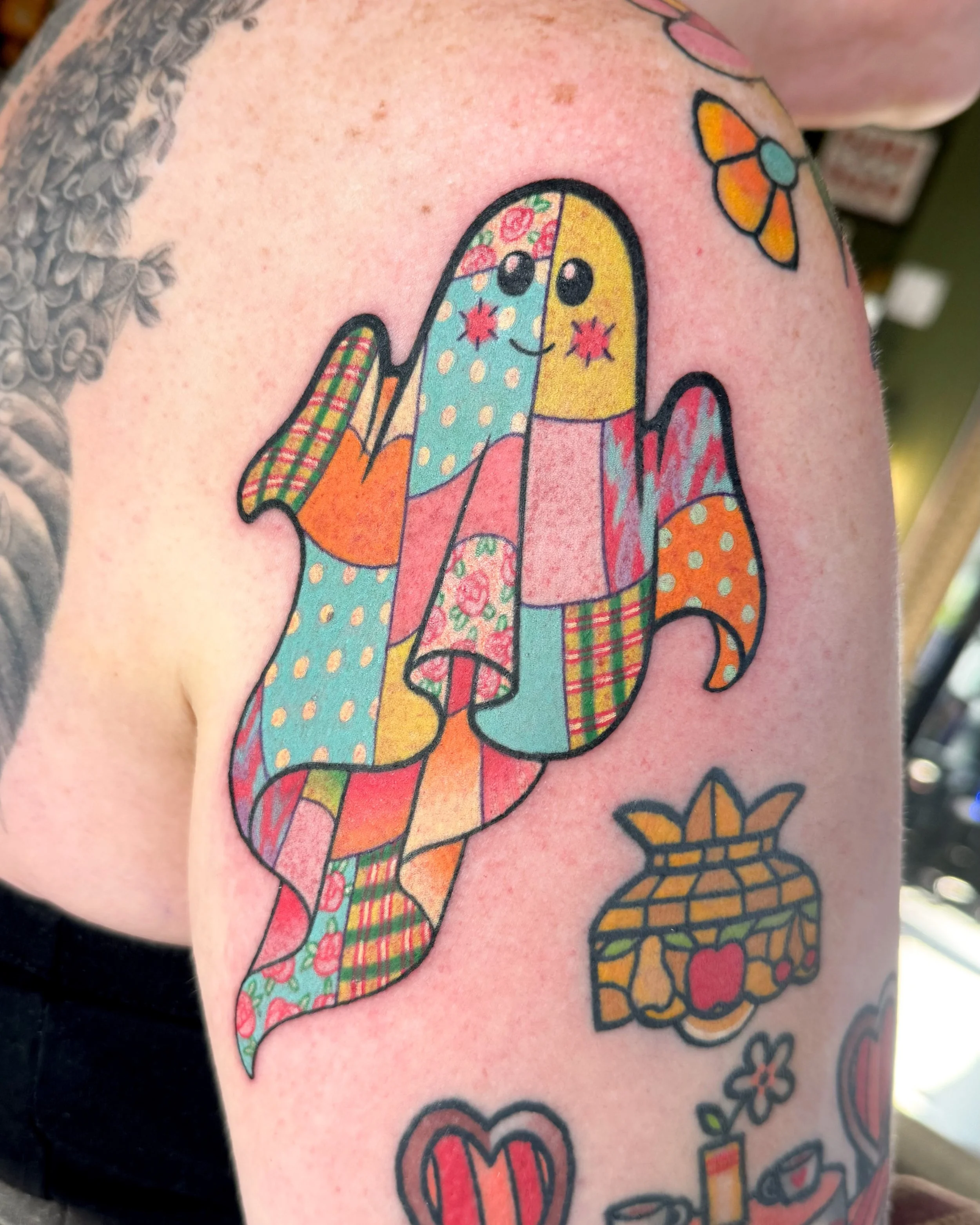 A quilted sheet ghost for Shelby! 👻 Definitely the spirit of a millennial 💖 thanks so much for sitting through all these details Shelby!!!

#ohiotattooartist #cutetattoos #colortattoos #ghosttattoo #quilttattoo