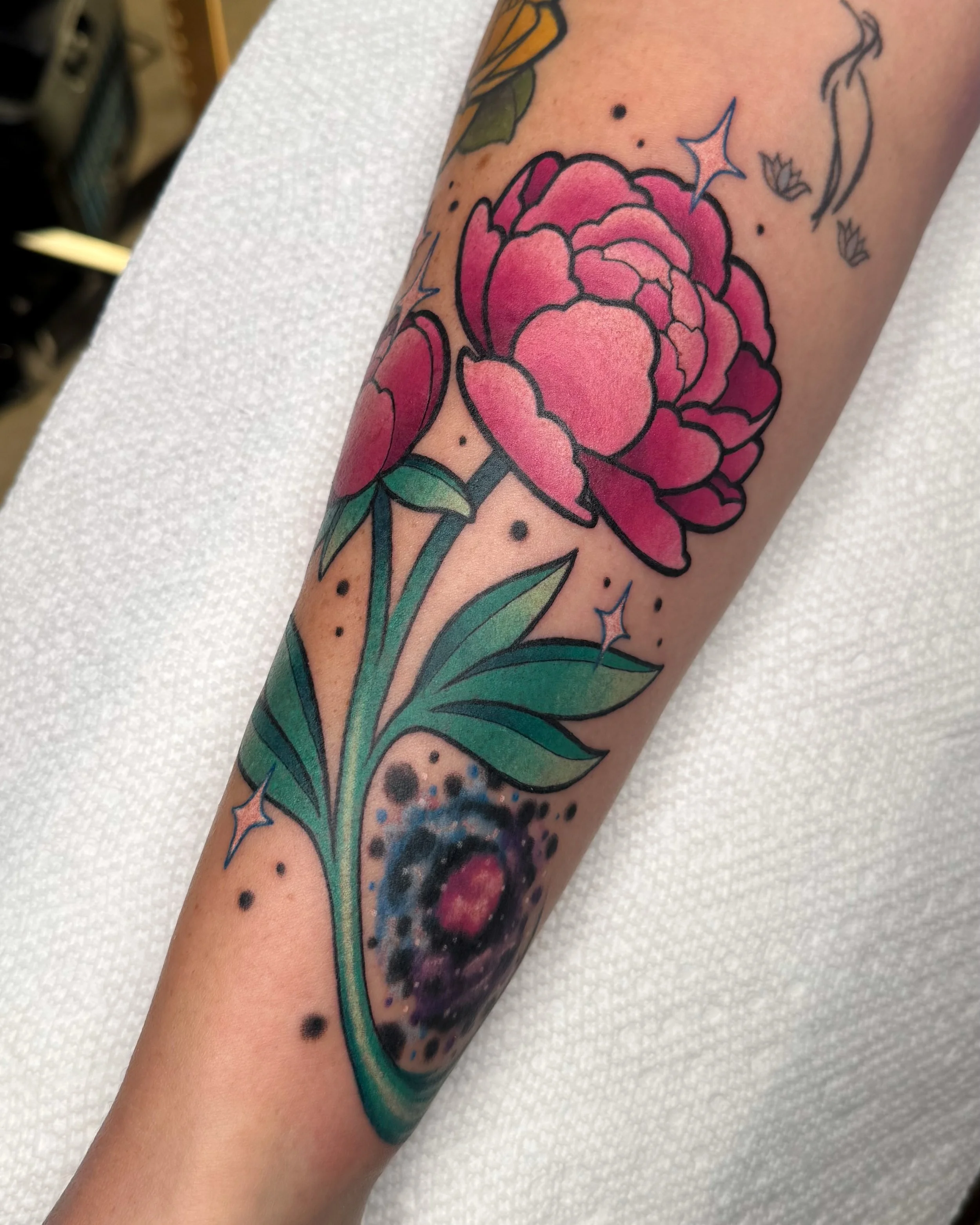 Two peonies spiraling out of an activated mast cell galaxy for Caitlyn 💫🌸 Thanks so much for trusting me with such a special concept!! Bonus peek of a healed mini flash rose on the third slide (from last year) 💛

#ohiotattooartist #cutetattoos #co