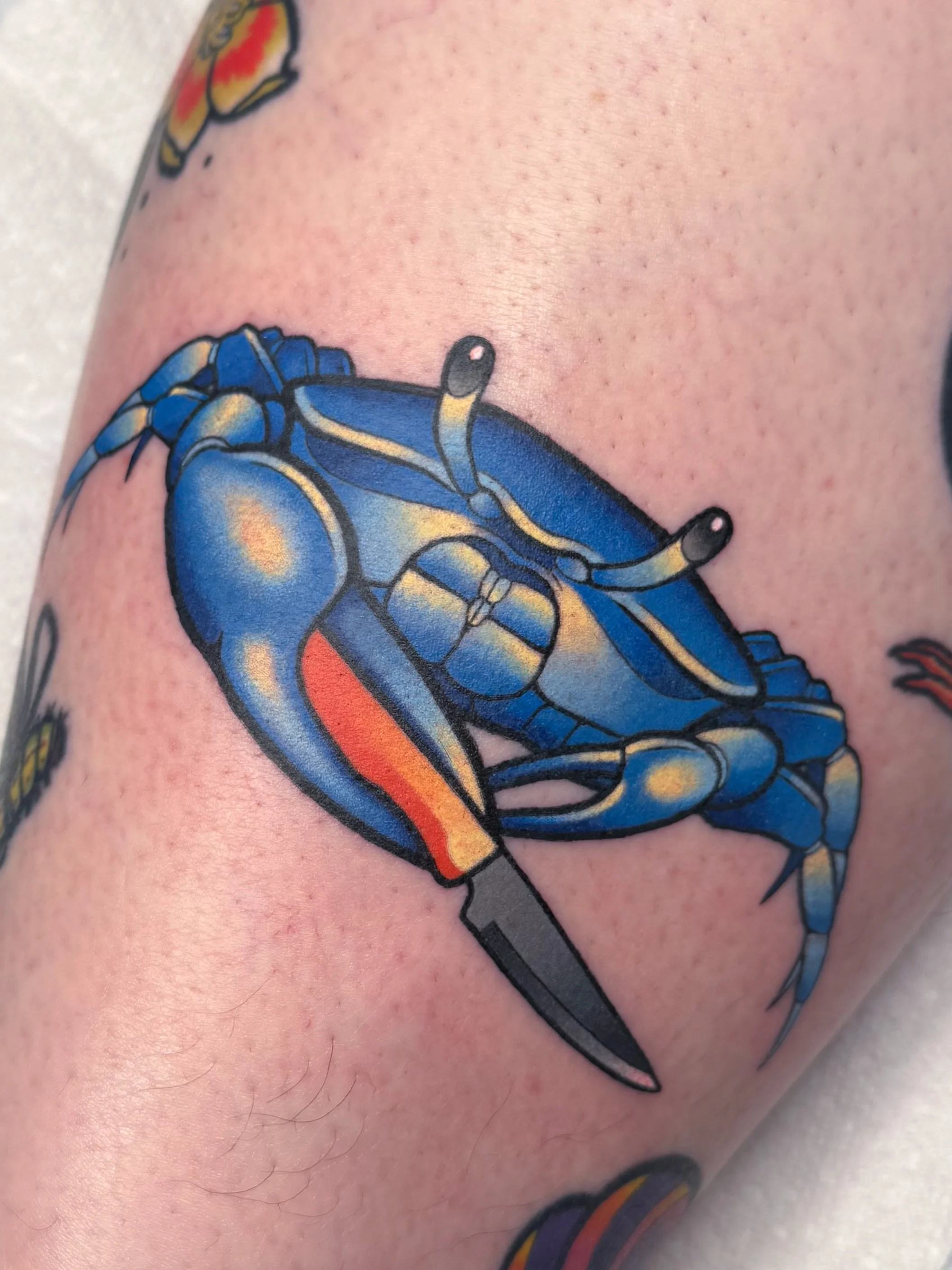 The newest friend on Sarah &ndash; I&rsquo;m gonna stretch all the healed stuff into a second post! 🤭 this was so fun to make, I love crustaceans!! The bugs of the sea 🦀💕 thanks Sarah!!

#ohiotattooartist #cutetattoos #colortattoos #crabtattoo #se