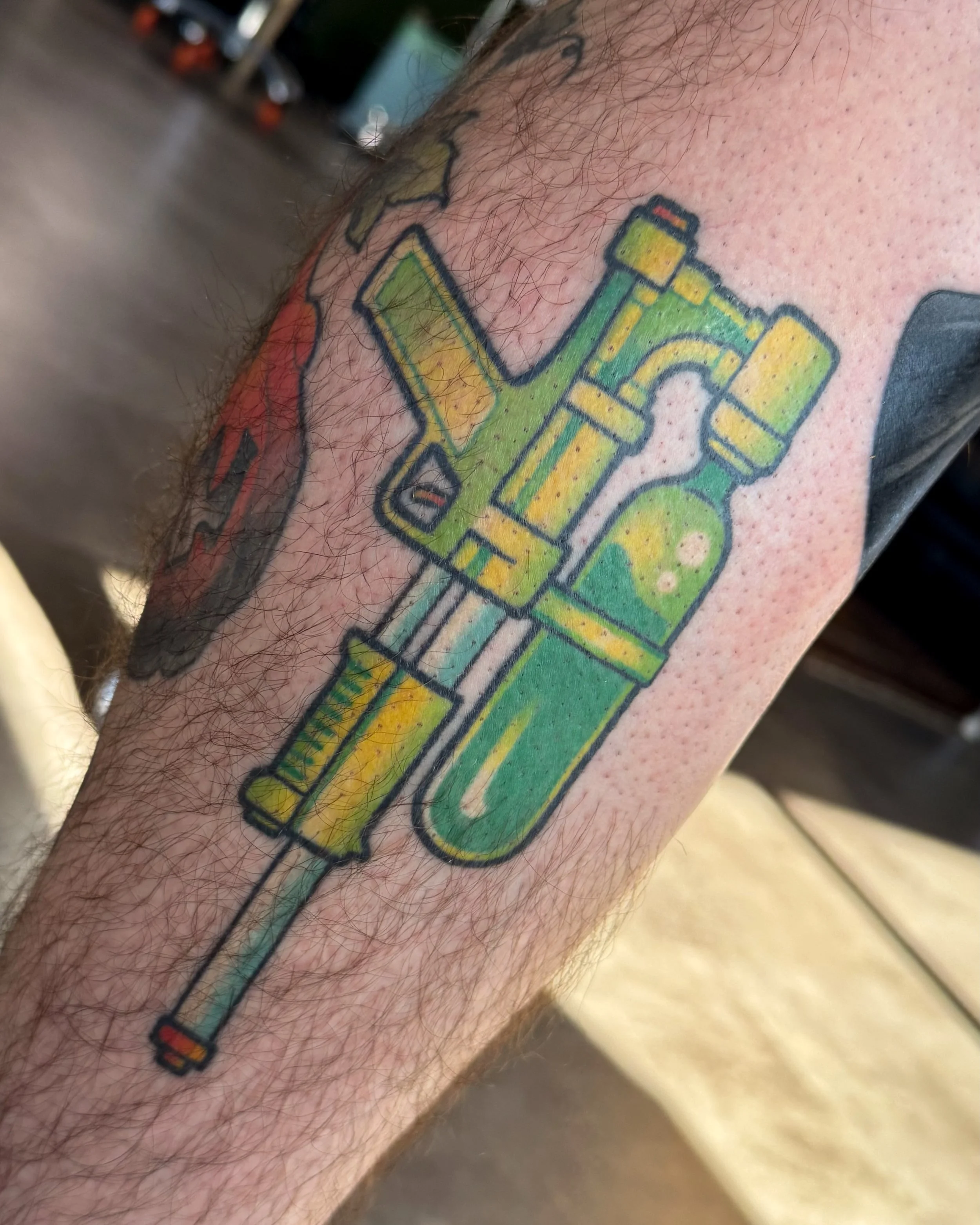 ~1.5 year healed Super Soaker + a mini flash mash-up mushroom on Jimmy! 💚 Surrounded by so many beautiful pieces by @kylekozektattoos !! Thanks Jimmy!! 

#ohiotattooartist #cutetattoos #colortattoos #nostalgiatattoo #90stattoo