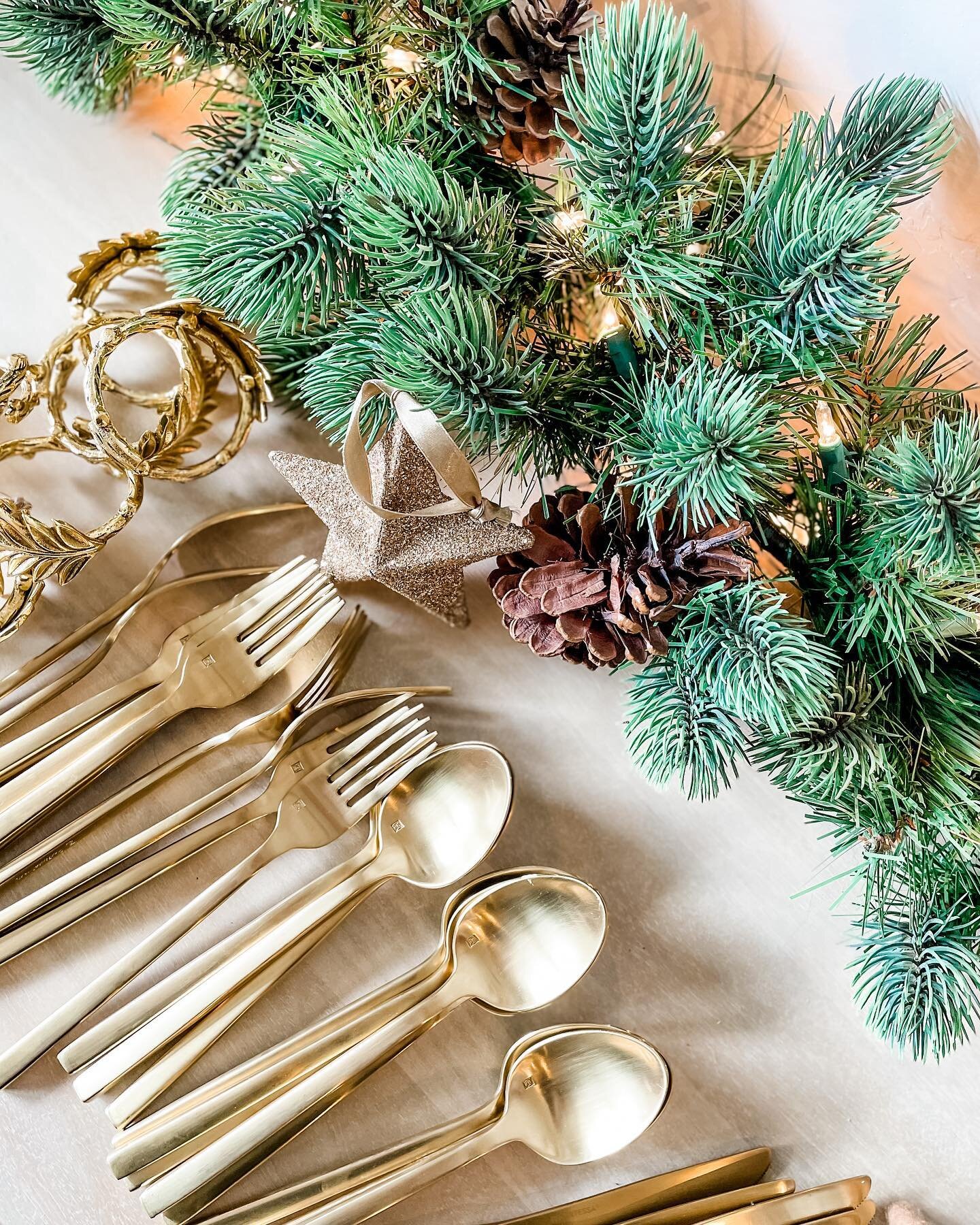 Prepping for NYE with remnants of Christmas still around....

Have you packed up Christmas or are you an after NYE type? 

#nye2020 #hello2021 #gold #dinepretty
#afinefeteboise #afinefeteidaho