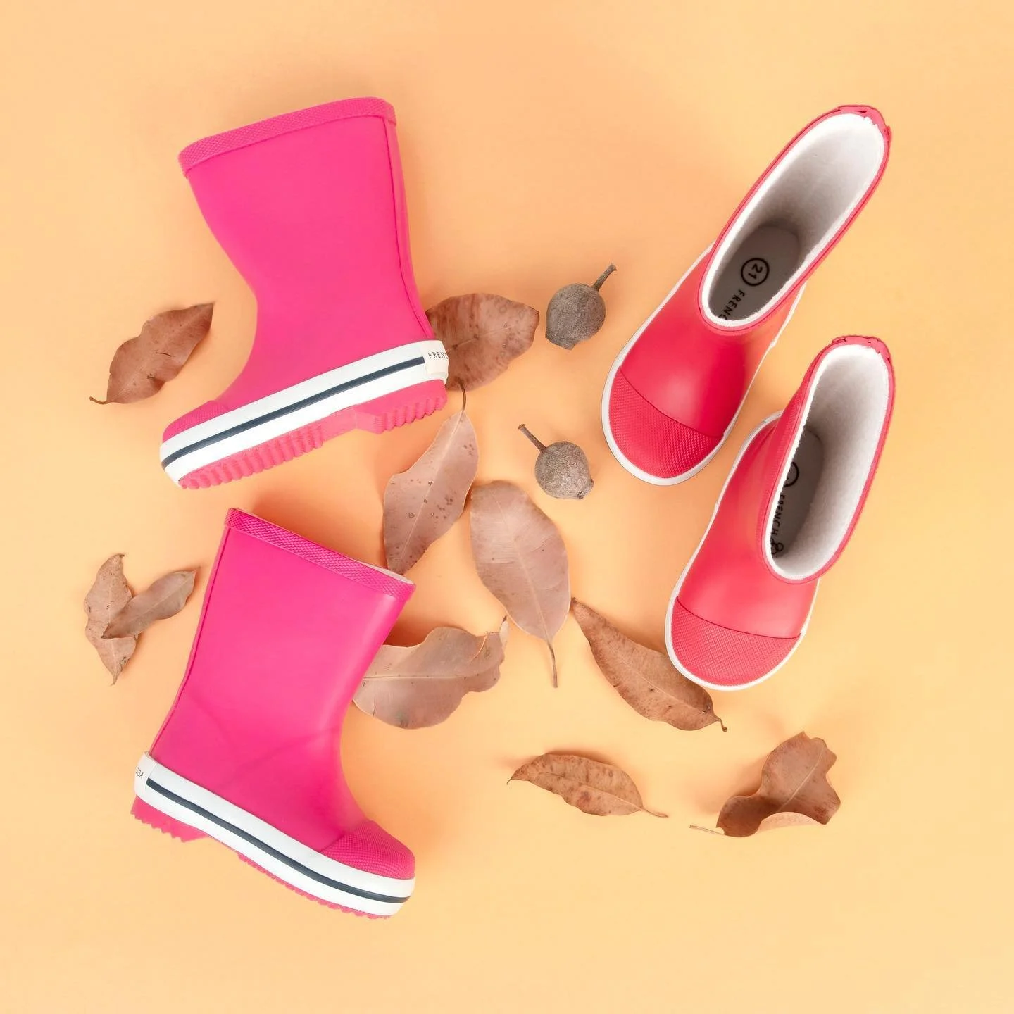 Y'all know I love my props ✏️🛼🍬✨ I have a huge collection that includes giant pencils, vintage cameras, barbies in fur jackets, colourful candy, a gum-ball machine and a mint green typewriter.

Even though I love them, I do photograph a lot of prod