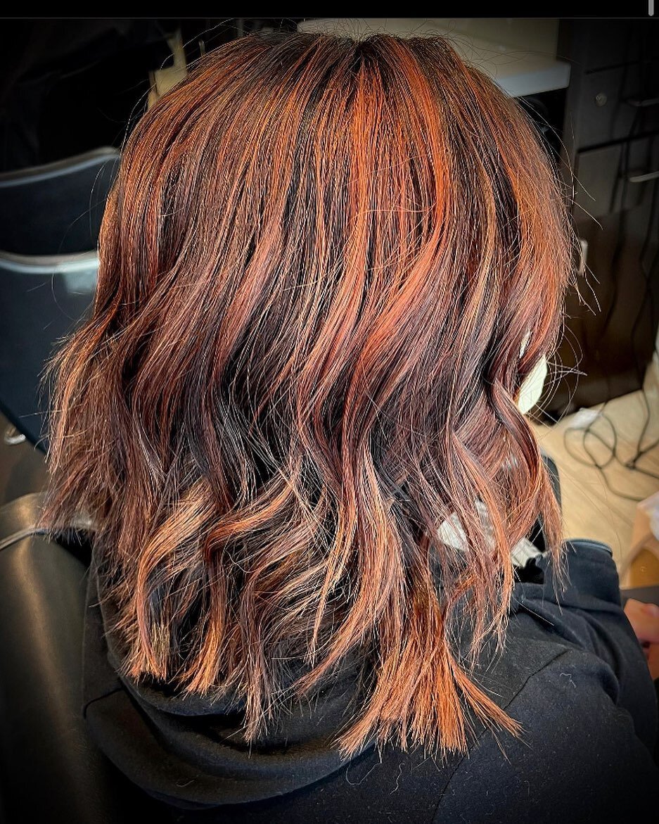 Transformed this beauty with copper balayage and a deeper tint. Shortened her cut to a long bob💇🏽&zwj;♀️
-Stylist Rina

Copper Love 🧡
.
.
.
#redhair #balayage #highlights #longbob #shorthair #brunette #brunettebalayage #wella #shadeseq #fallhair #