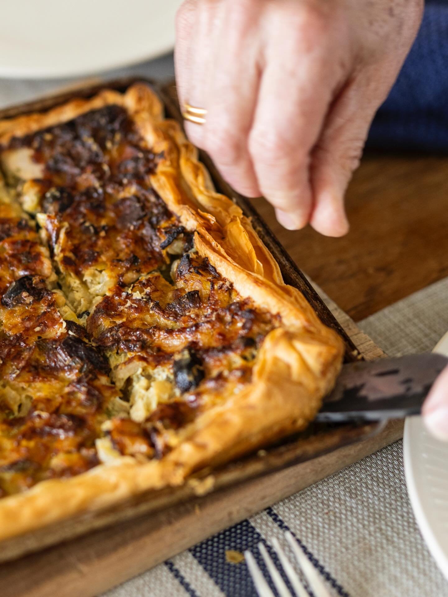 When I need to whip a quick dinner for guests I often make a vegetable tart and serve with salad. This one is leek and onion but the recipe can be used as a base for lots of ingredient combinations. 

Recipe available on my member platform, link in b