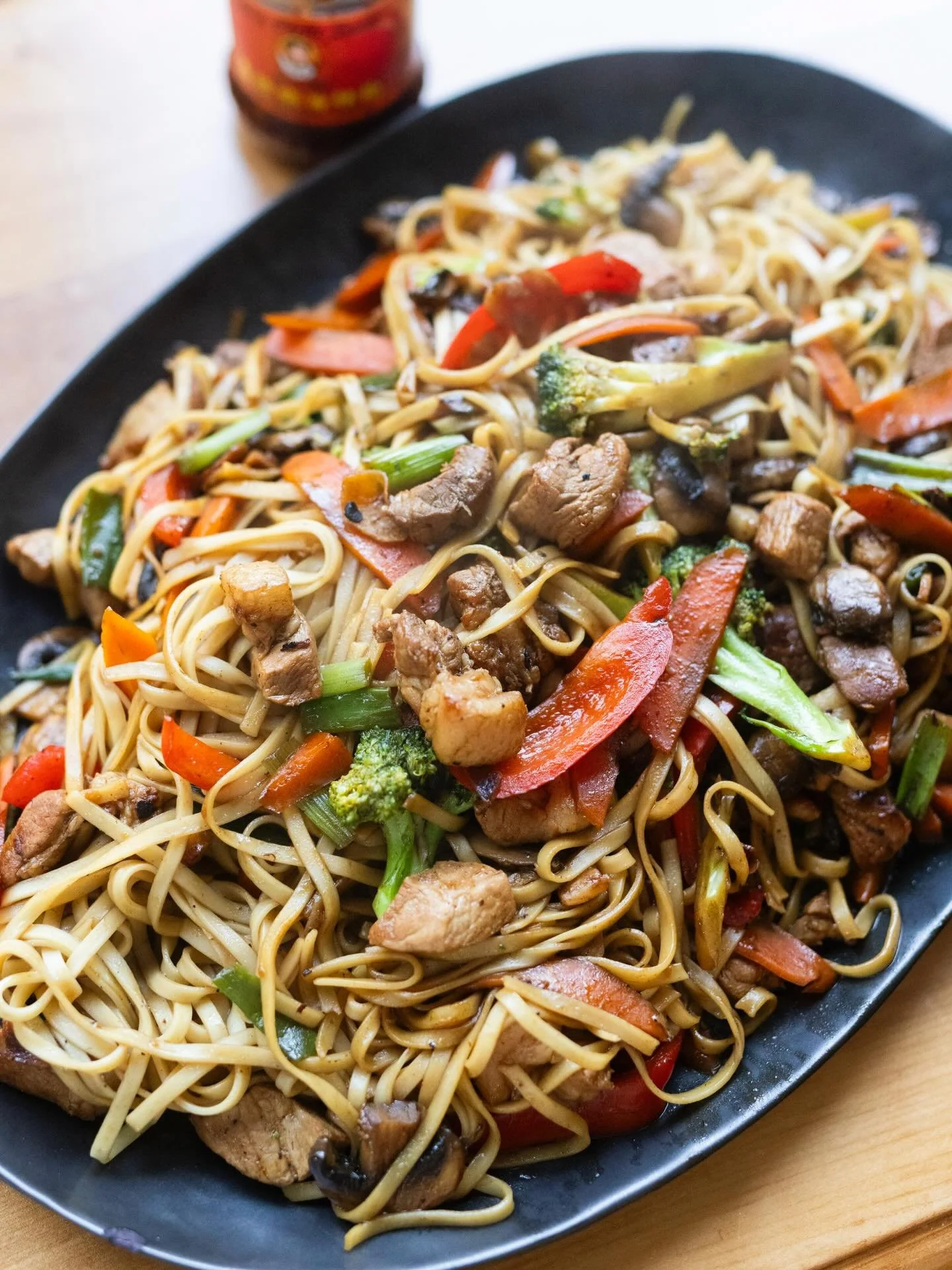 Pork and vegetable noodle stir fry, a quick and delicious midweek meal up now on my member platform. 

Link in bio 🐖